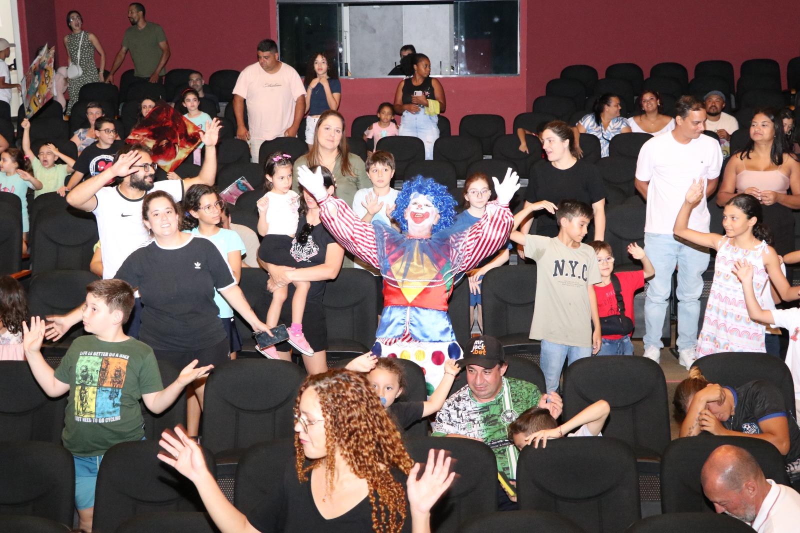 Magia e Afeto &ldquo;O Menor Circo da Terra&rdquo; encanta fam&iacute;lias no Teatro Carlos Gomes (2)