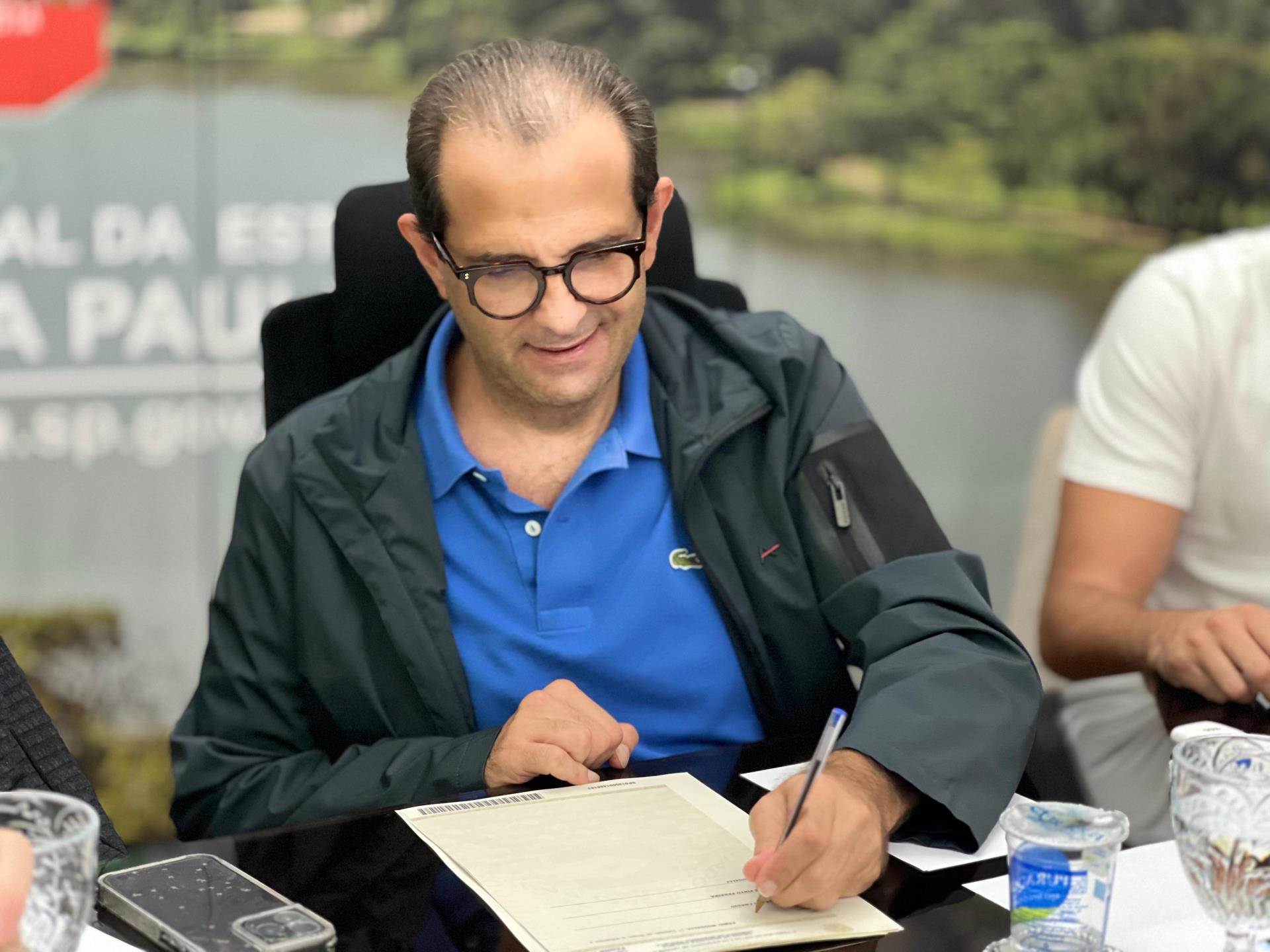 Prefeitura efetiva assinatura da escritura de doa&ccedil;&atilde;o de &aacute;rea para constru&ccedil;&atilde;o de moradias populares (2)