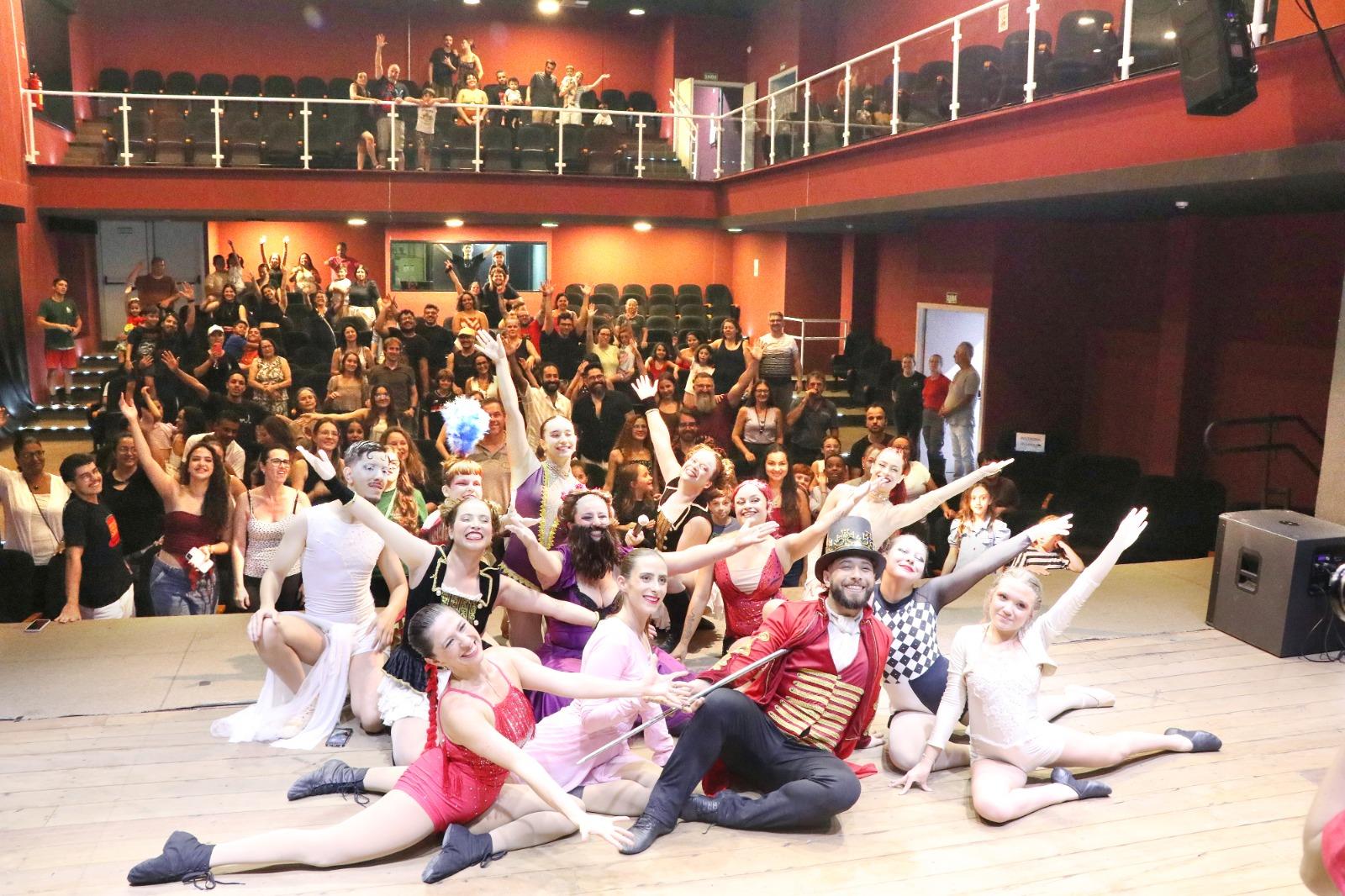 Magia circense lota o Teatro Carlos Gomes em celebra&ccedil;&atilde;o ao M&ecirc;s do Circo (1)