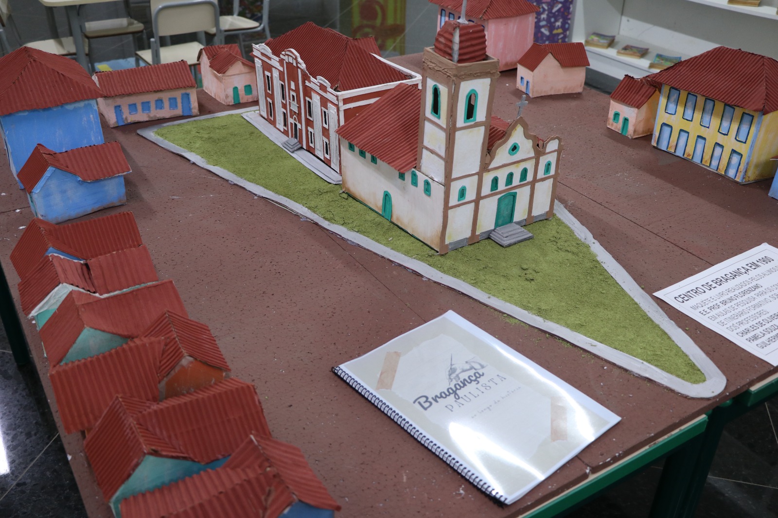 19.07.2023 Alunos da E.E. Prof. Bruno Florenzano expõe maquete sobre Bragança Paulista em 1900 (1)