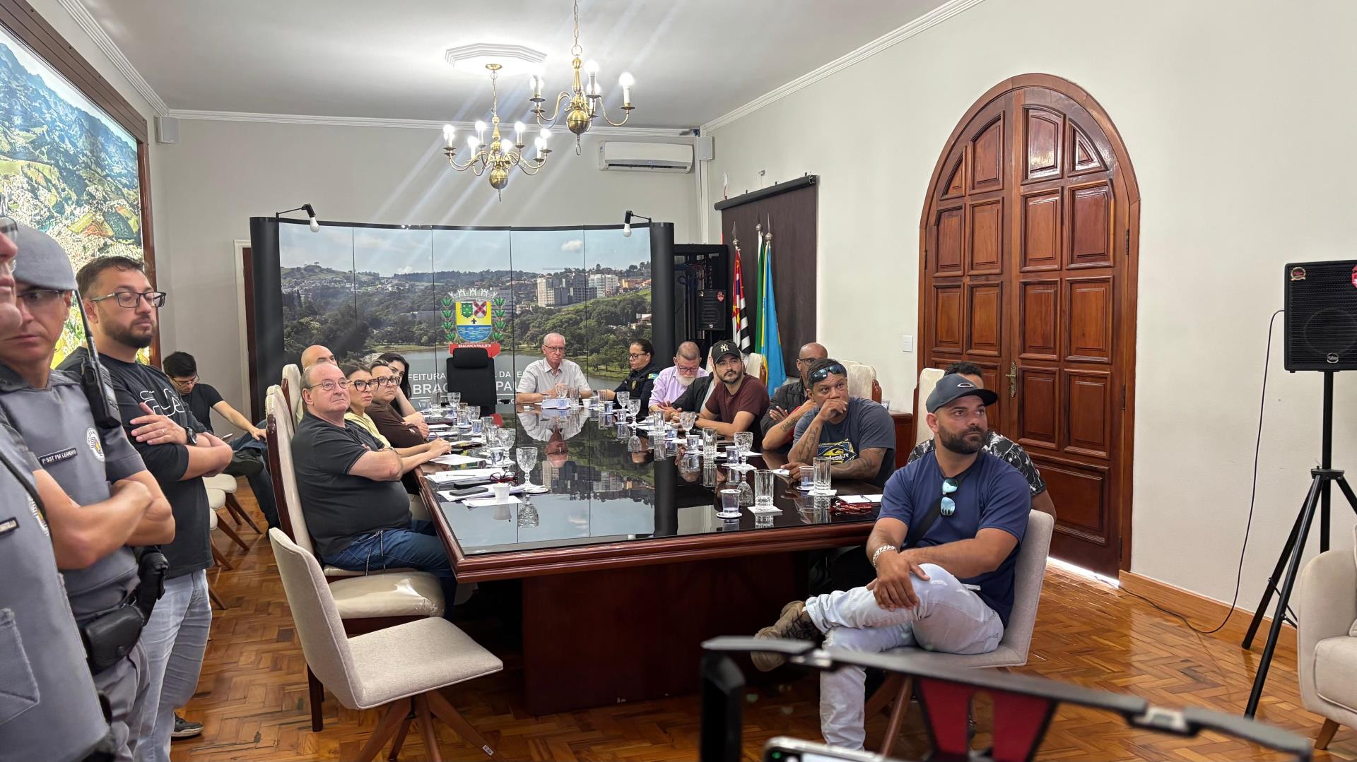 19.12.2025 Prefeitura dialoga com mototaxistas e entregadores por motocicleta (1)