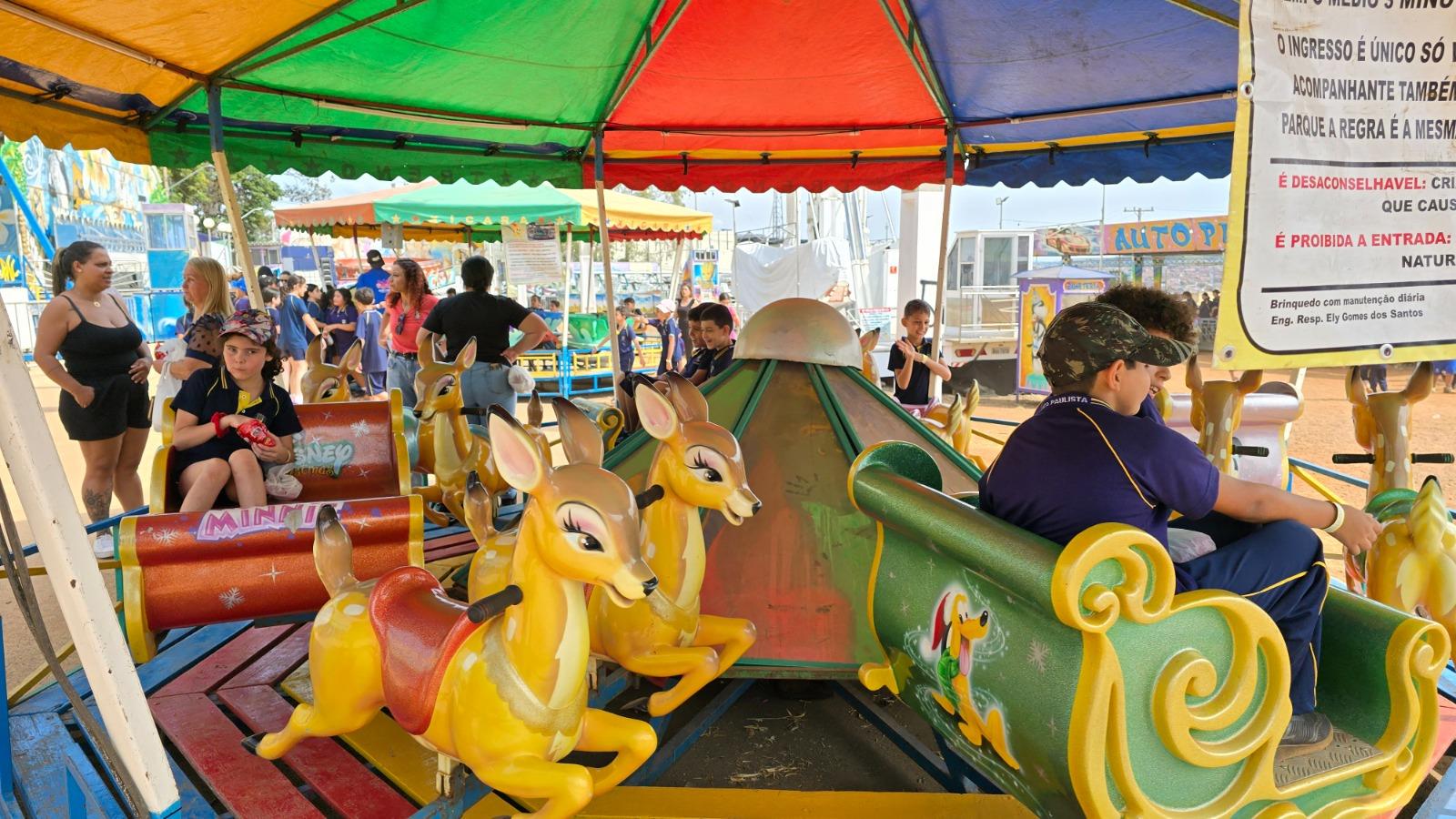 Educa&ccedil;&atilde;o e divers&atilde;o marcam visita de estudantes ao recinto da 59&ordf; Expoagro e 32&ordf; Festa do Pe&atilde;o (1)