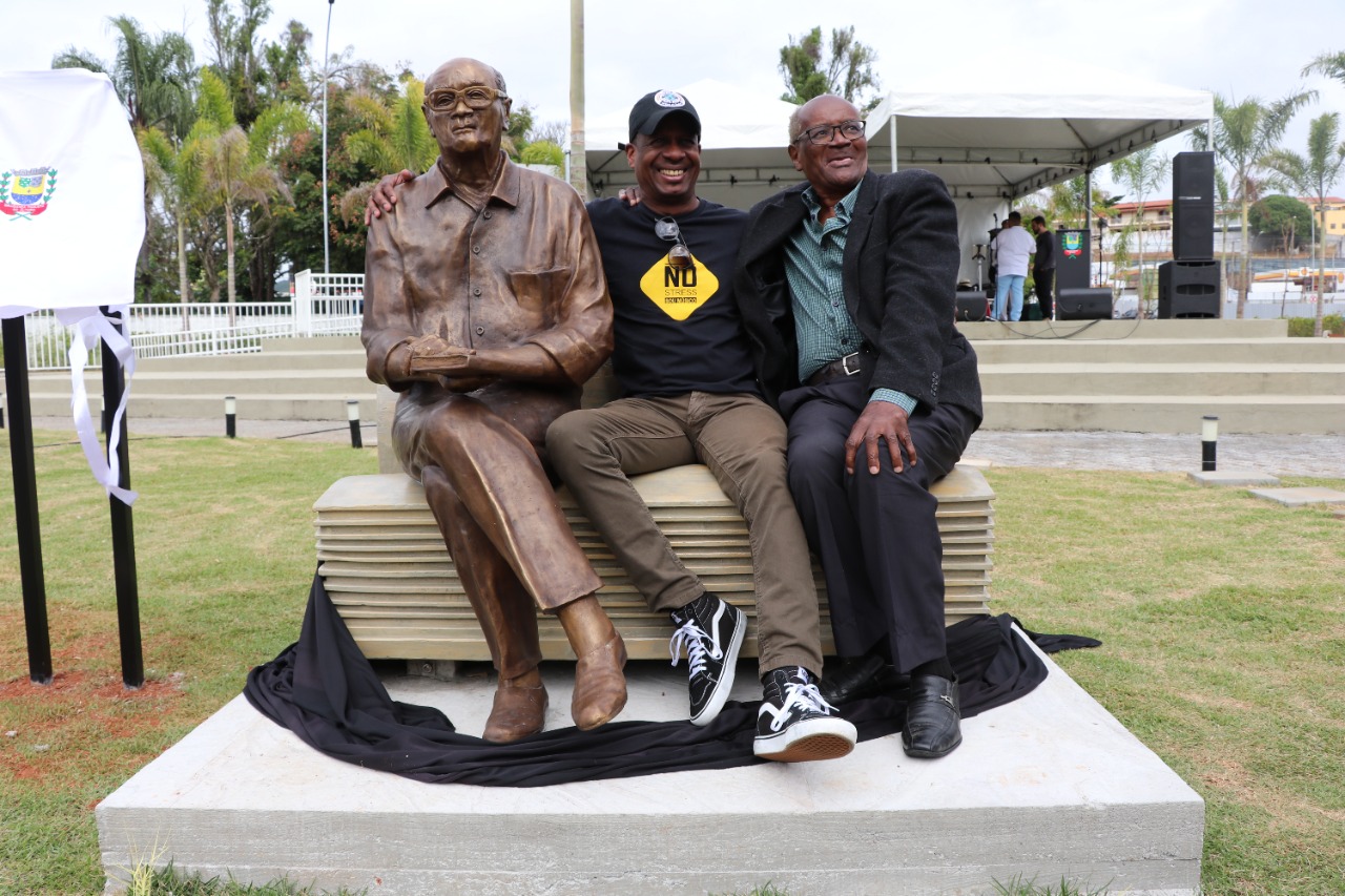 02.05.2022 Estátua em homenagem ao poeta bragantino Oswaldo de Camargo é inaugurada na Praça da Poesia