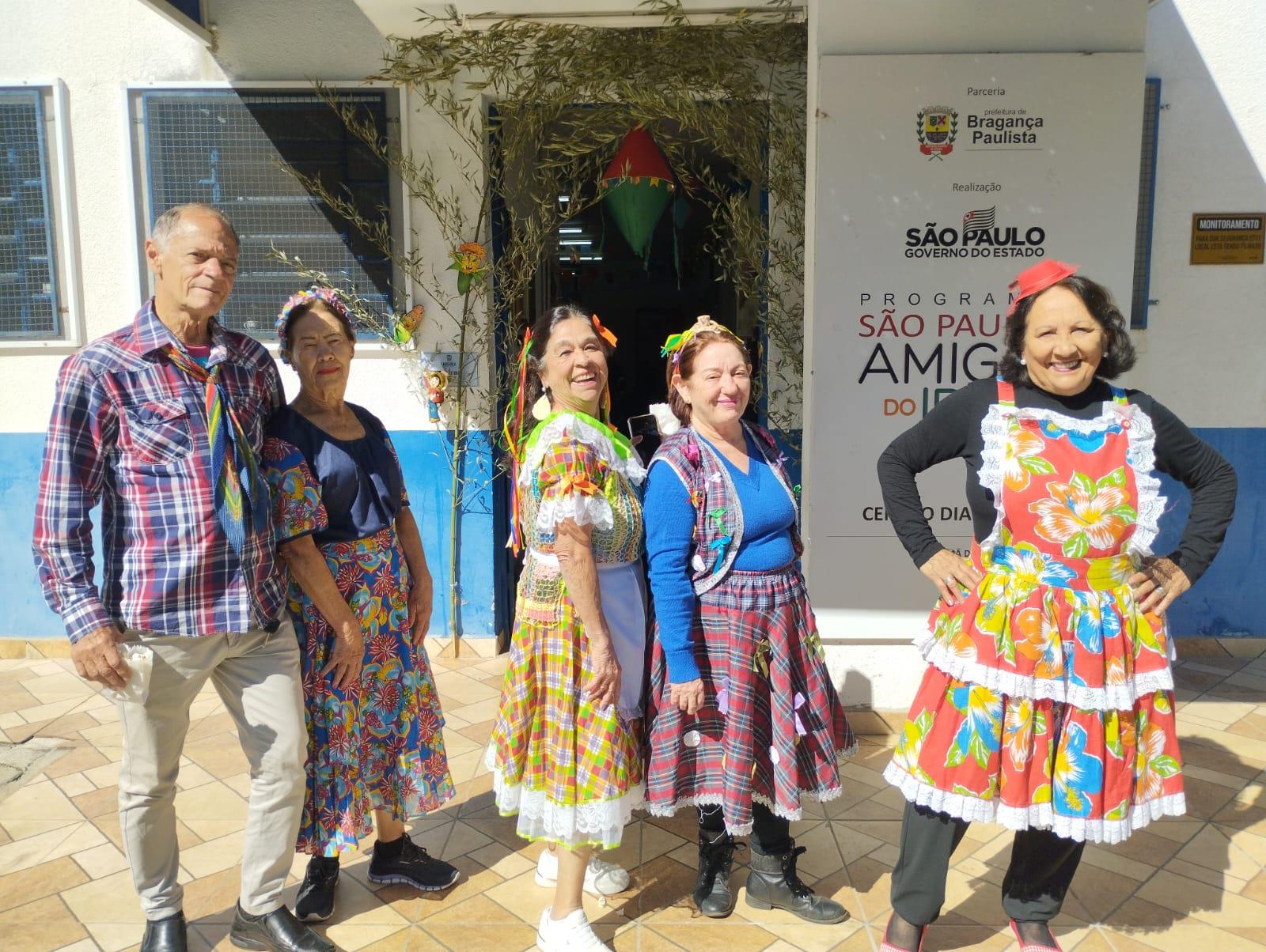 Festa Julina da terceira idade espanta a solidão com muita alegria e quadrilha (11)