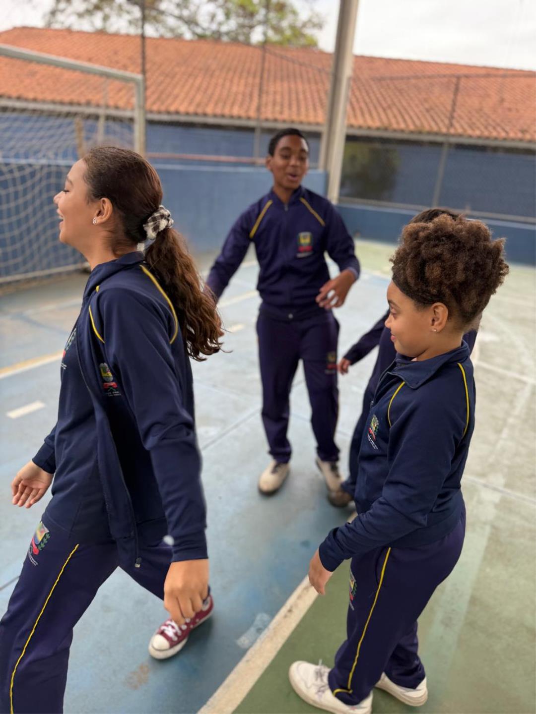 Alunos da rede municipal j&aacute; contam com uniformes de inverno Foto 11
