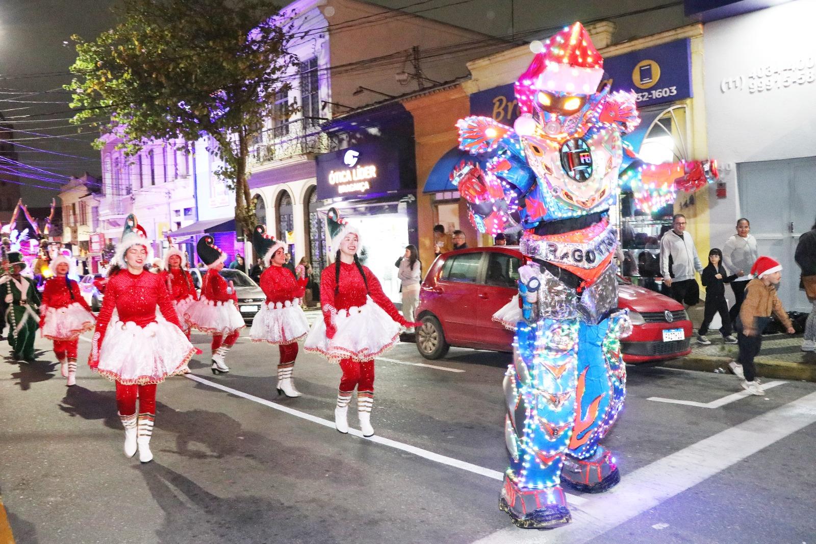 Parada de Natal emociona Bragan&ccedil;a Paulista e transforma o Centro em um grande espet&aacute;culo de luz, encanto e uni&atilde;o (13)