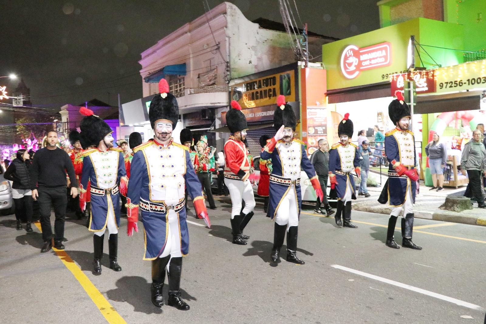 Parada de Natal emociona Bragan&ccedil;a Paulista e transforma o Centro em um grande espet&aacute;culo de luz, encanto e uni&atilde;o (14)