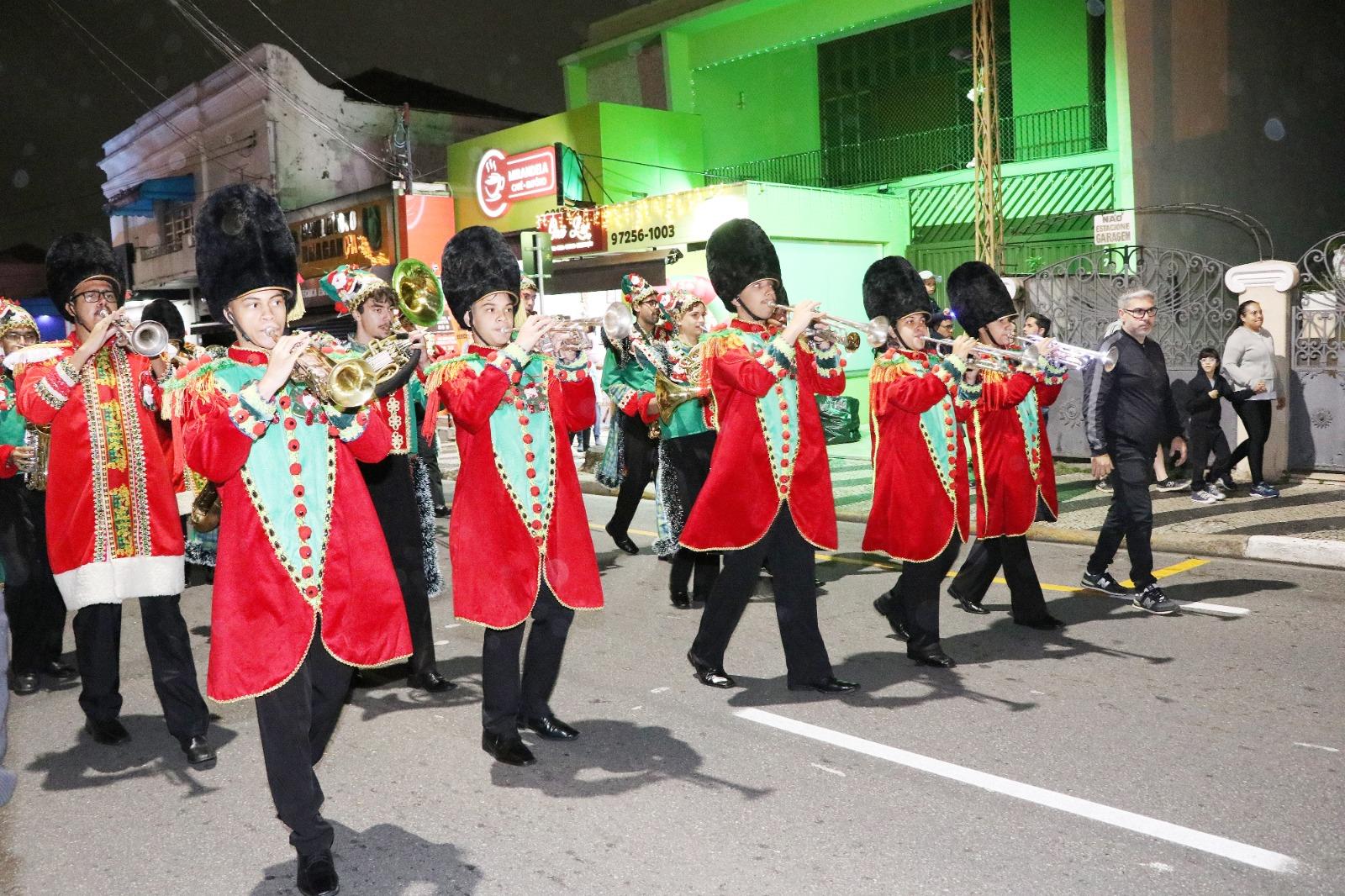 Parada de Natal emociona Bragan&ccedil;a Paulista e transforma o Centro em um grande espet&aacute;culo de luz, encanto e uni&atilde;o (15)