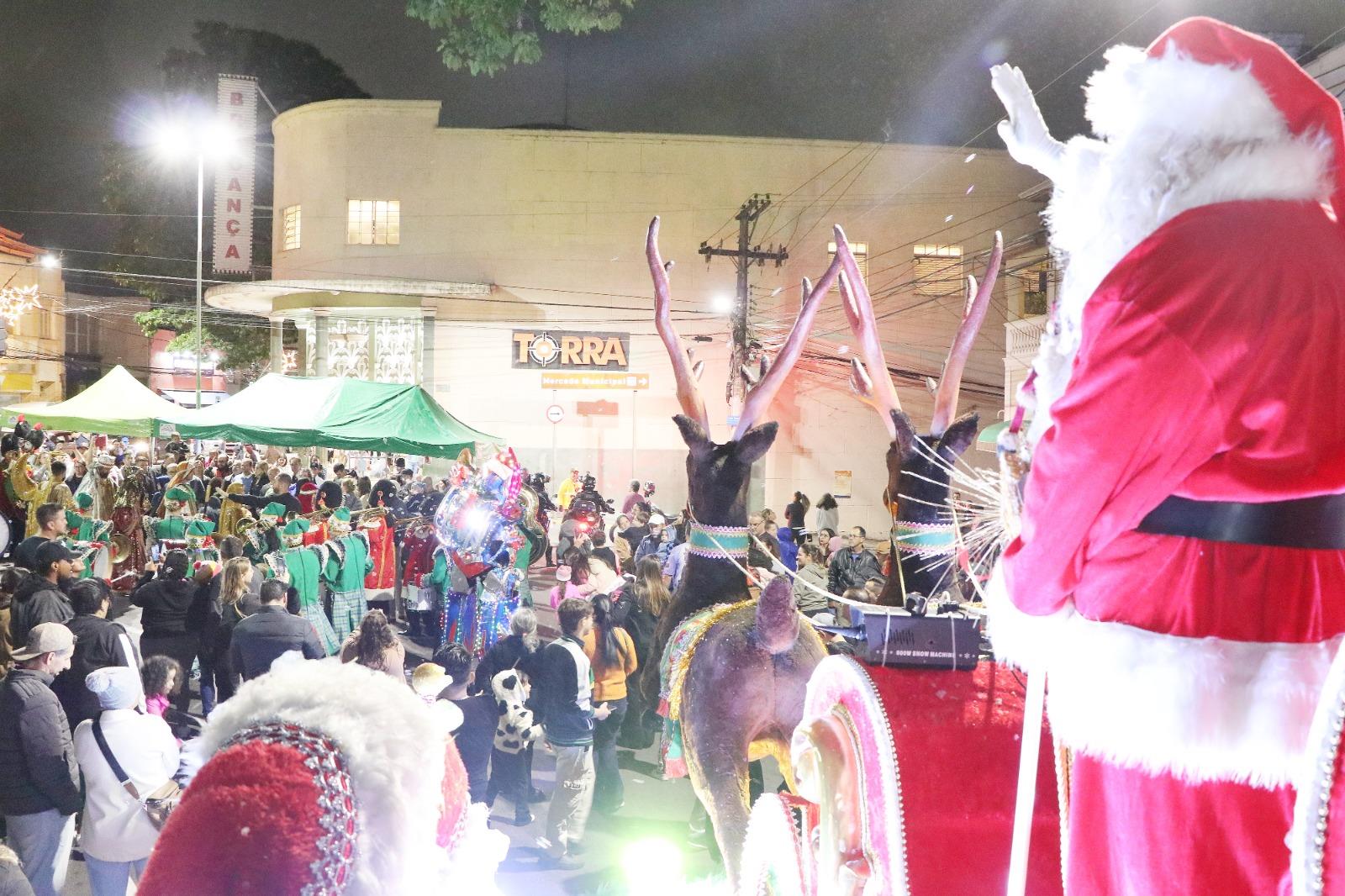 Parada de Natal emociona Bragan&ccedil;a Paulista e transforma o Centro em um grande espet&aacute;culo de luz, encanto e uni&atilde;o (16)