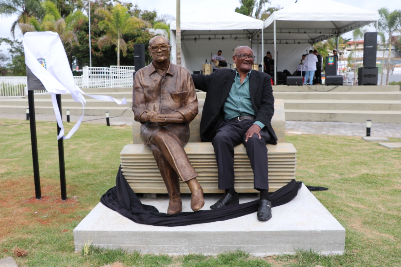 02.05.2022 Estátua em homenagem ao poeta bragantino Oswaldo de Camargo é inaugurada na Praça da Poesia (7)