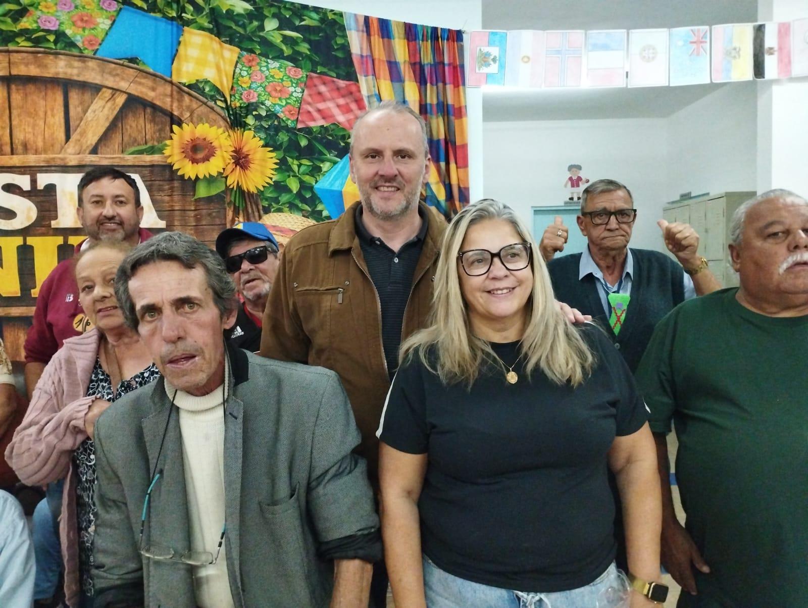 Festa Julina da terceira idade espanta a solidão com muita alegria e quadrilha (2)