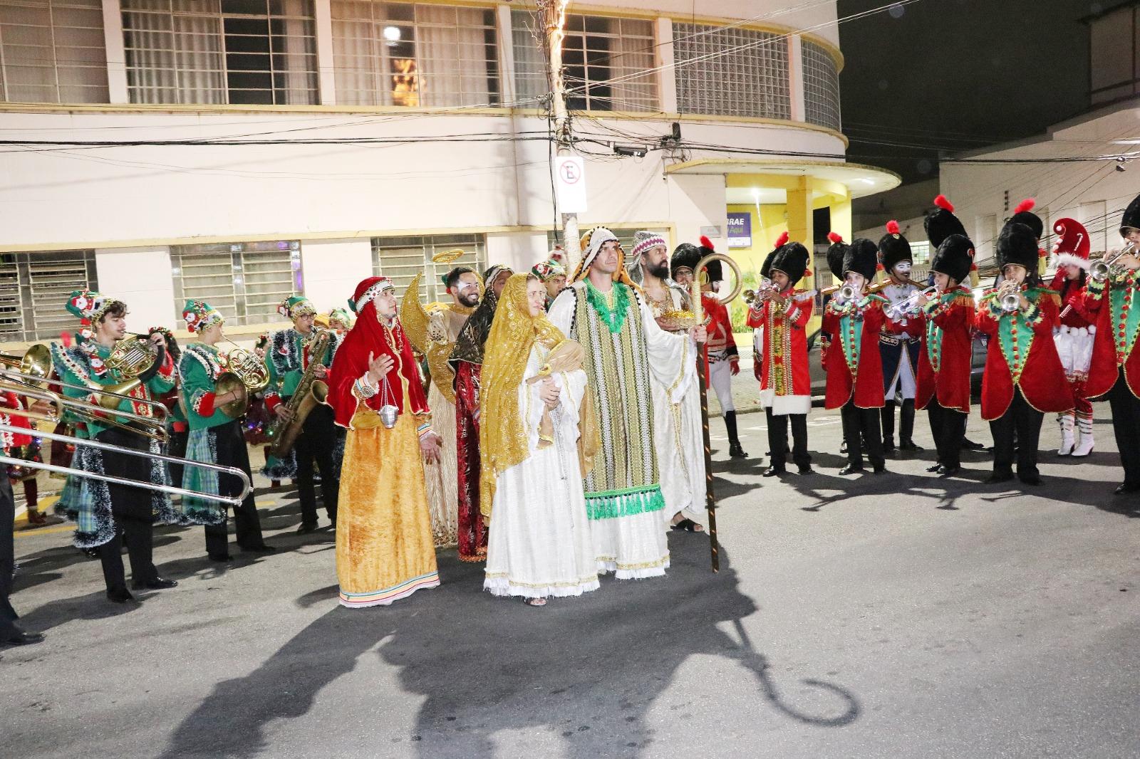 Parada de Natal emociona Bragan&ccedil;a Paulista e transforma o Centro em um grande espet&aacute;culo de luz, encanto e uni&atilde;o (3)