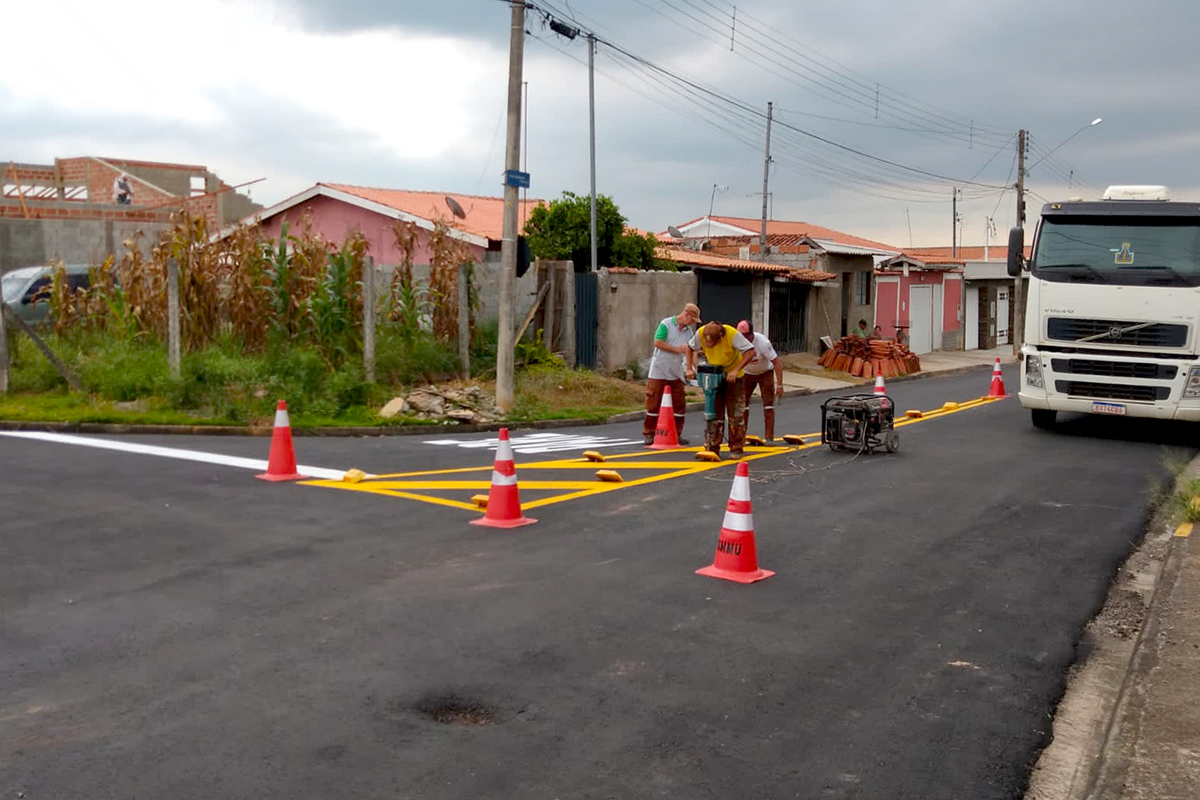 Prefeitura realiza sinalização viária em cruzamento e implanta mini rotatória no bairro Hípica Jaguari (5)