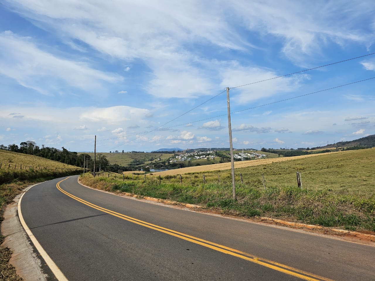 Trecho da estrada j&aacute; foi pavimentado e agora ser&atilde;o feitos os 3 km finais 02