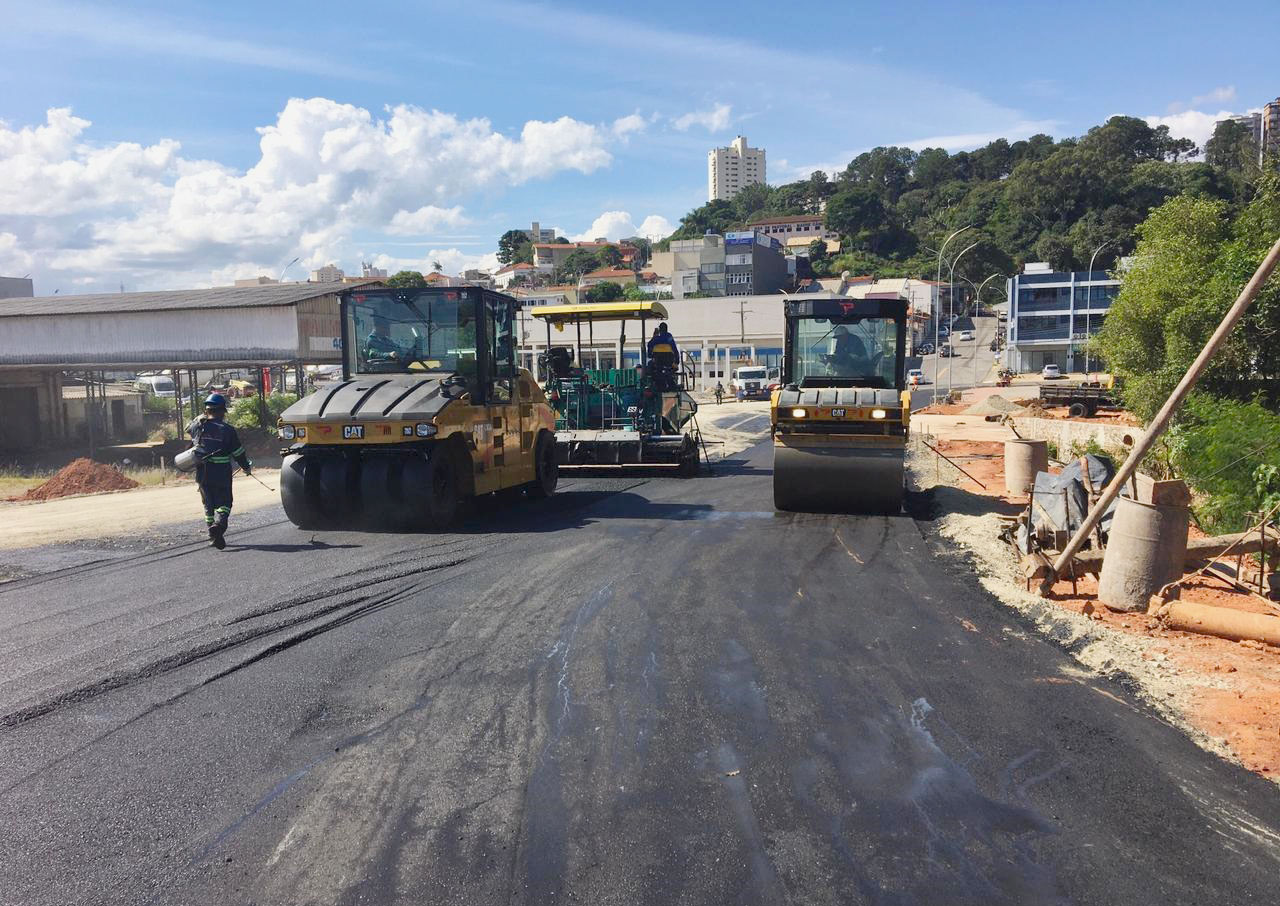 05.04.2021 Pavimenta&ccedil;&atilde;o na rua da Pra&ccedil;a da Poesia, Tabo&atilde;o_2