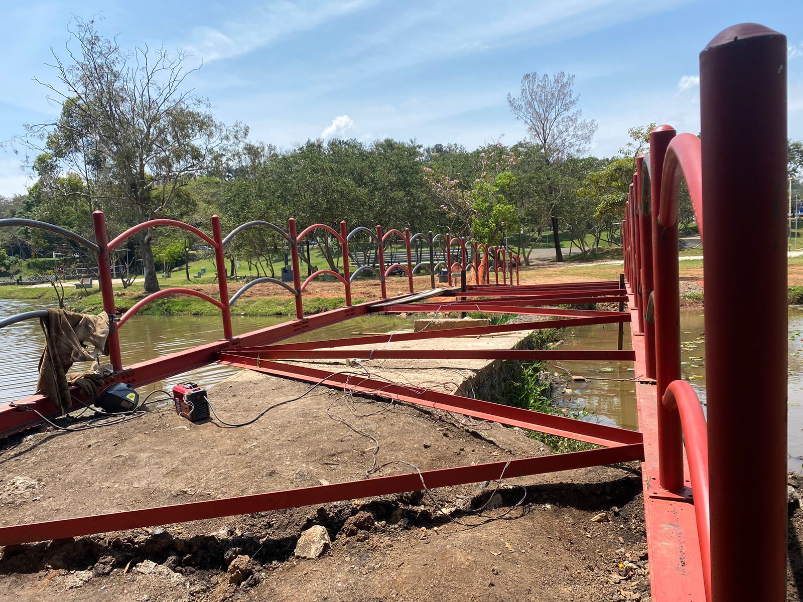 Constru&ccedil;&atilde;o de ponte estilo japonesa no Lago do Tabo&atilde;o avan&ccedil;a mais uma etapa (4)