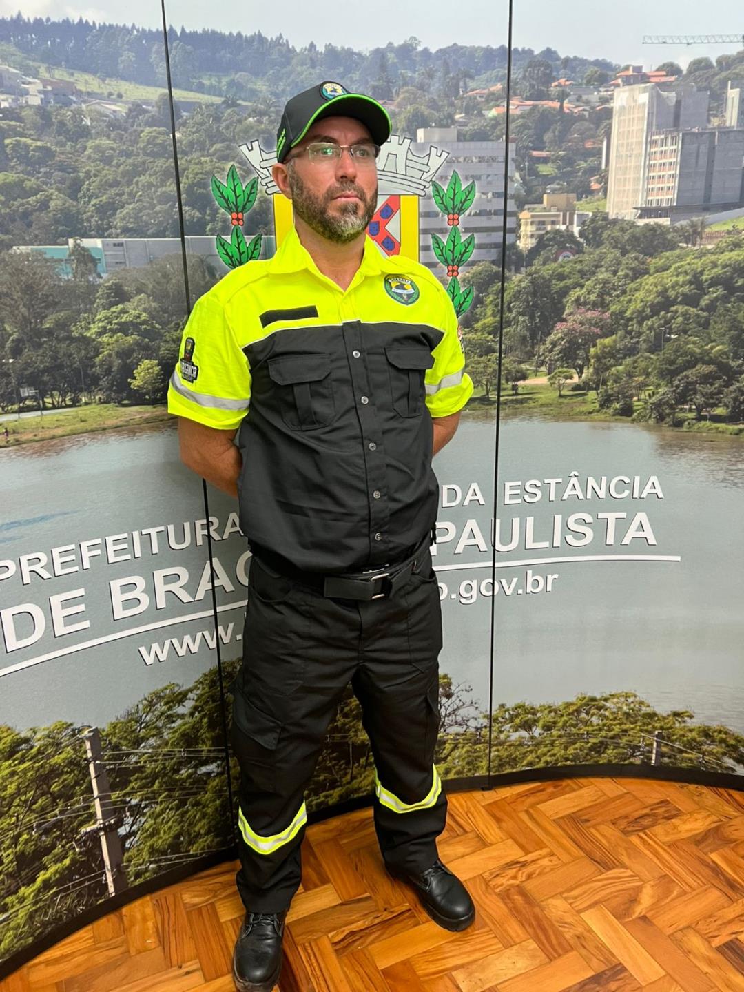 Agentes de tr&acirc;nsito recebem novos uniformes e capacetes  Foto 02