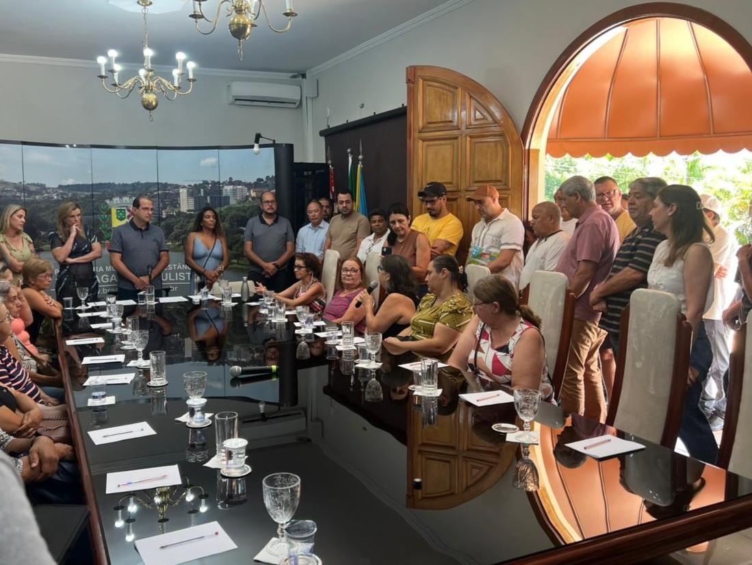 Aposentados e pensionistas s&atilde;o recebidos na Prefeitura para reuni&atilde;o sobre vale-alimenta&ccedil;&atilde;o (2)