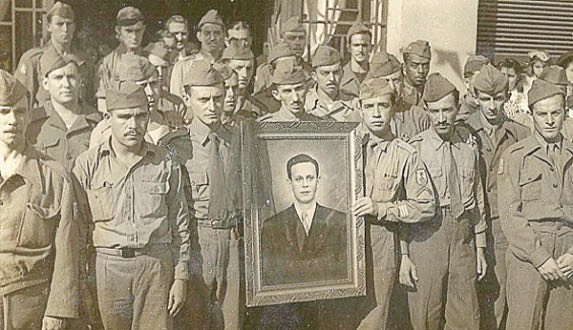 Pracinhas bragantinos segurando o quadro em homenagem ao Cabo Basilio Zecchin Junior