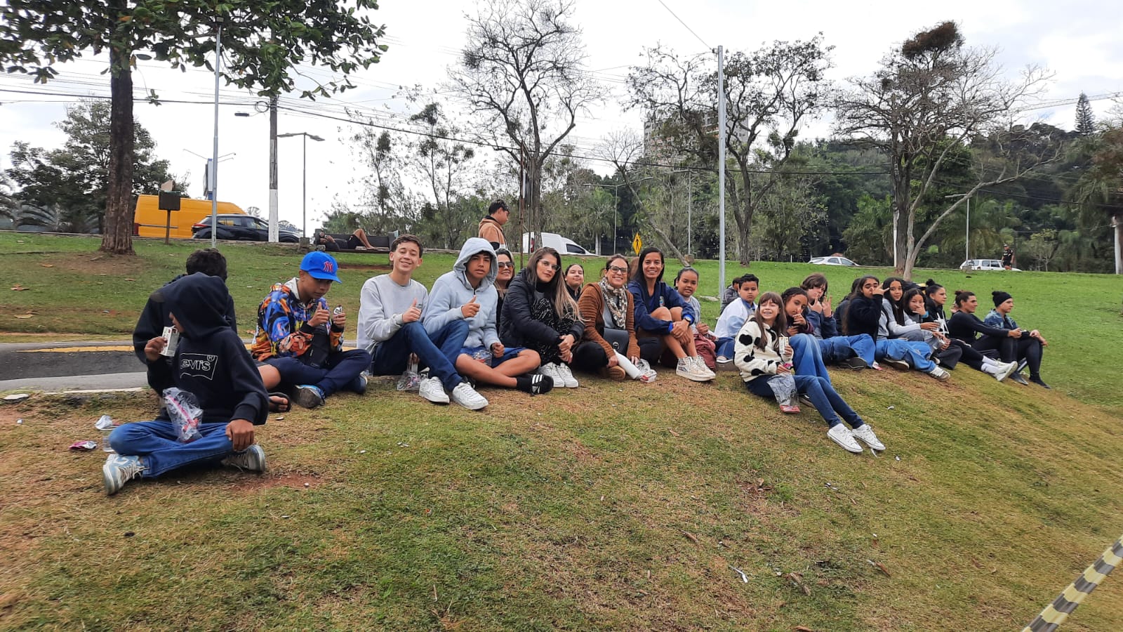 Crian&ccedil;as e adolescentes do ECOA no v&ocirc;lei de praia 02