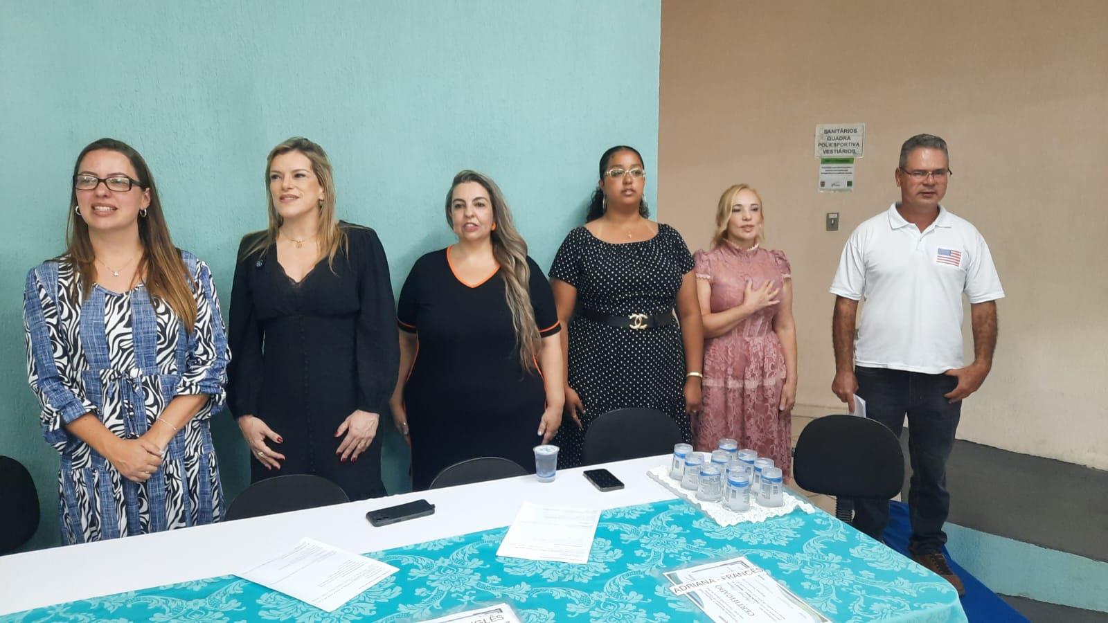 Alunos do Polo UAB recebem certificados dos cursos de idiomas Foto 3 (2)