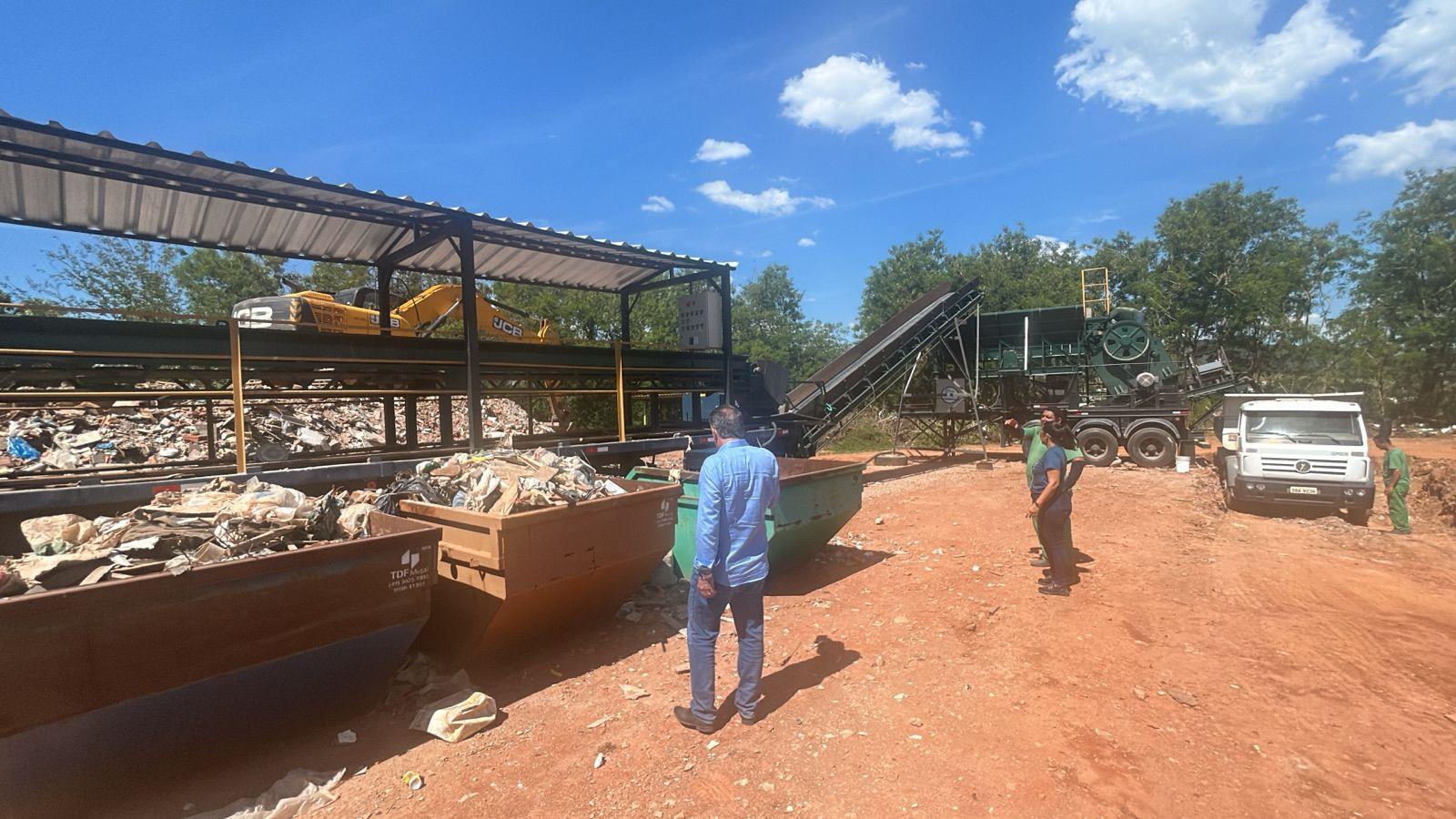 Secretário Bozzola vistoriando equipamento de trituração de materiais que está em teste no Ecoponto (2)