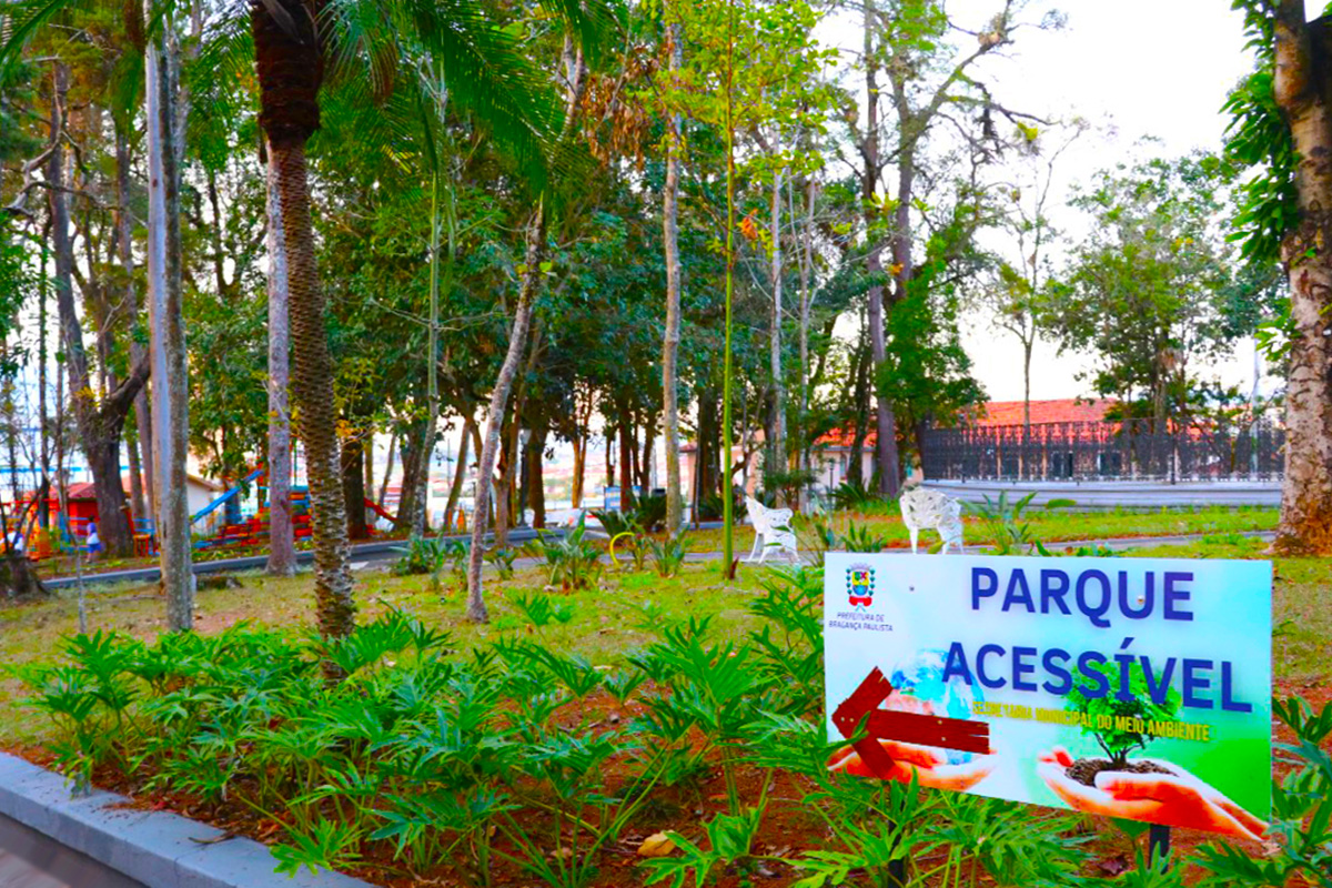 Jardim Público conta com brinquedos adaptados