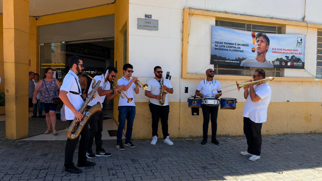Bandinha de Papai Noel encanta e vira sucesso absoluto nas ruas comerciais de Bragan&ccedil;a Paulista (2)