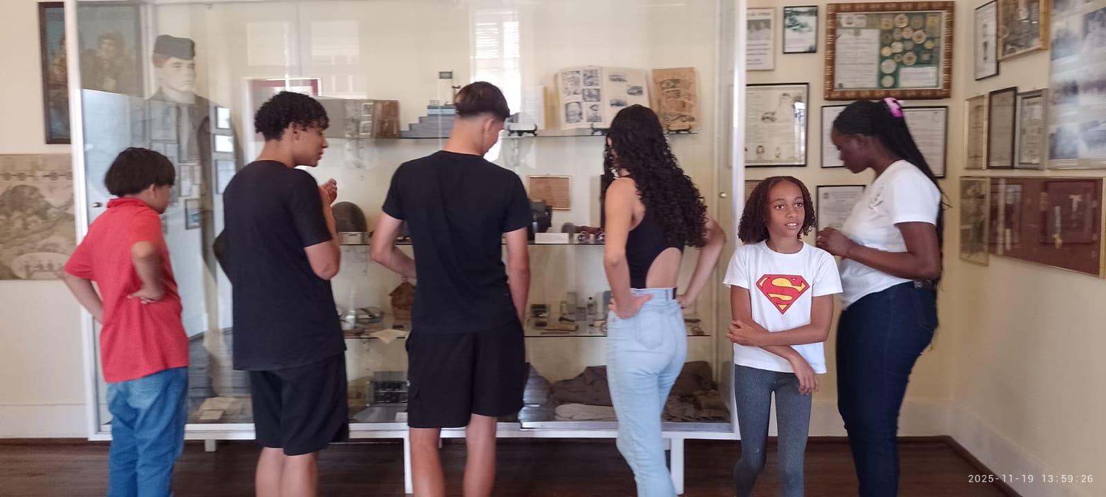 Alunos da Escola Marcos Antônio Guimarães visitam o Museu Municipal Oswaldo Russomano