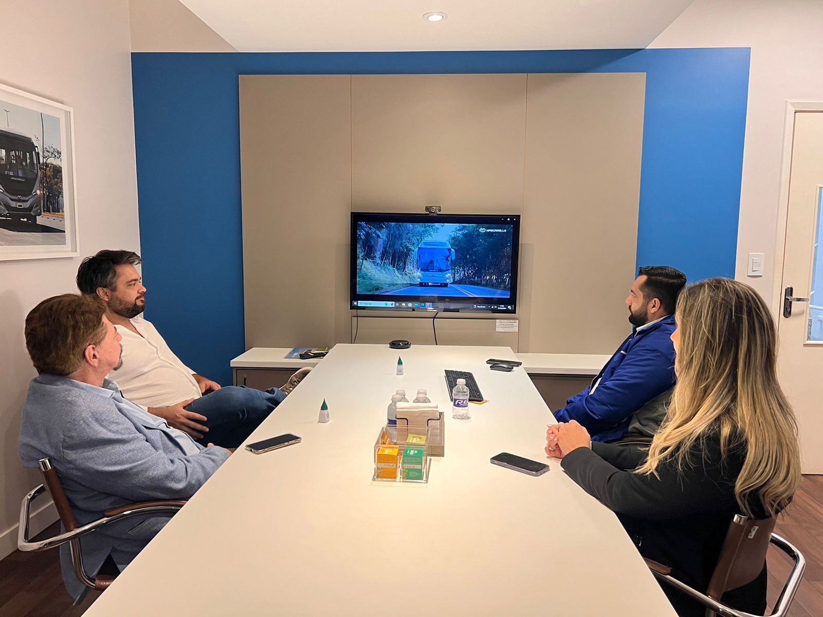 Prefeito visita empresa para inspecionar novos ve&iacute;culos de transporte escolar (2)