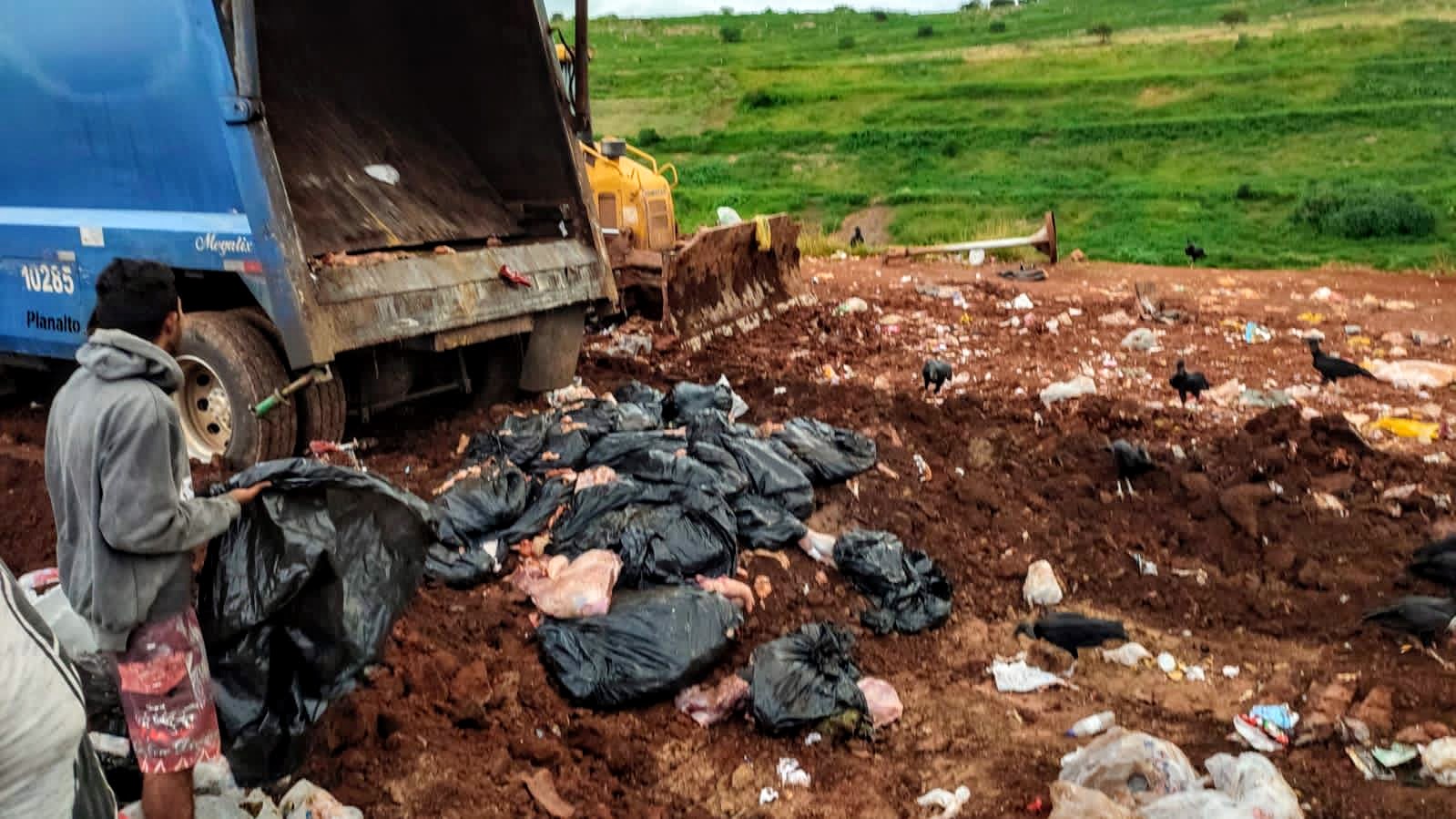 Uma quantidade expressiva de produtos vencidos foram descartados no aterro sanitário (Foto Reprodução/Prefeitura de Bragança Paulista)