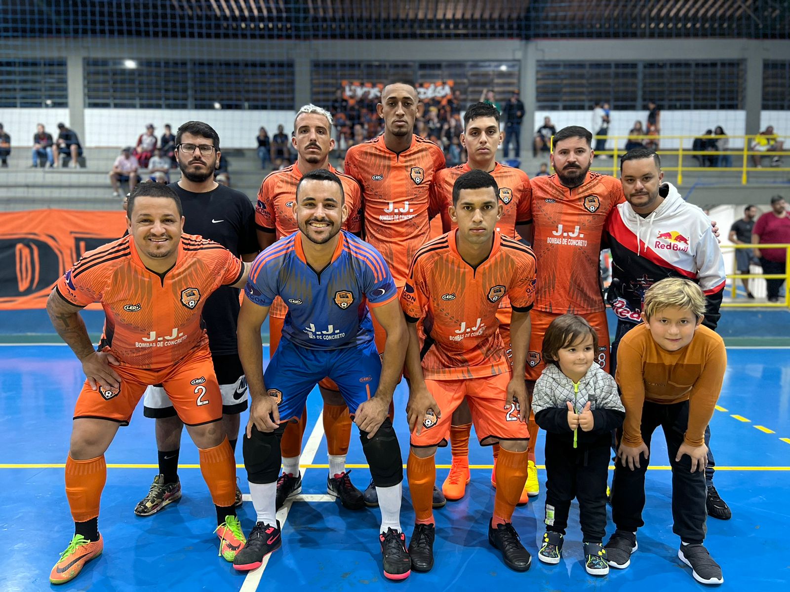 Equipe de Futsal Masculino de Bragança Paulista entra em quadra na