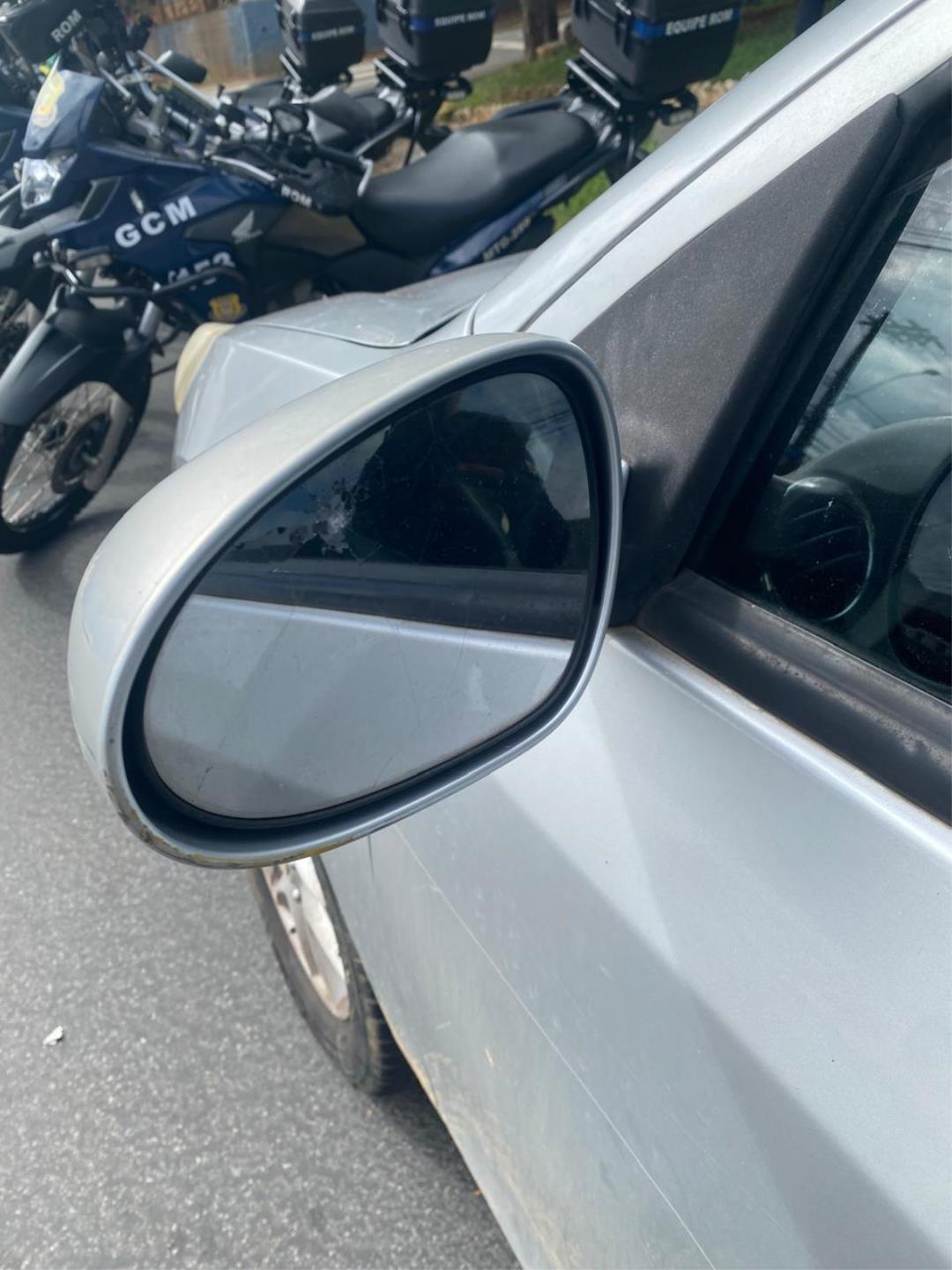 Ve&iacute;culo com marcas de disparos &eacute; encontrado abandonado no Jardim Recreio Foto 02