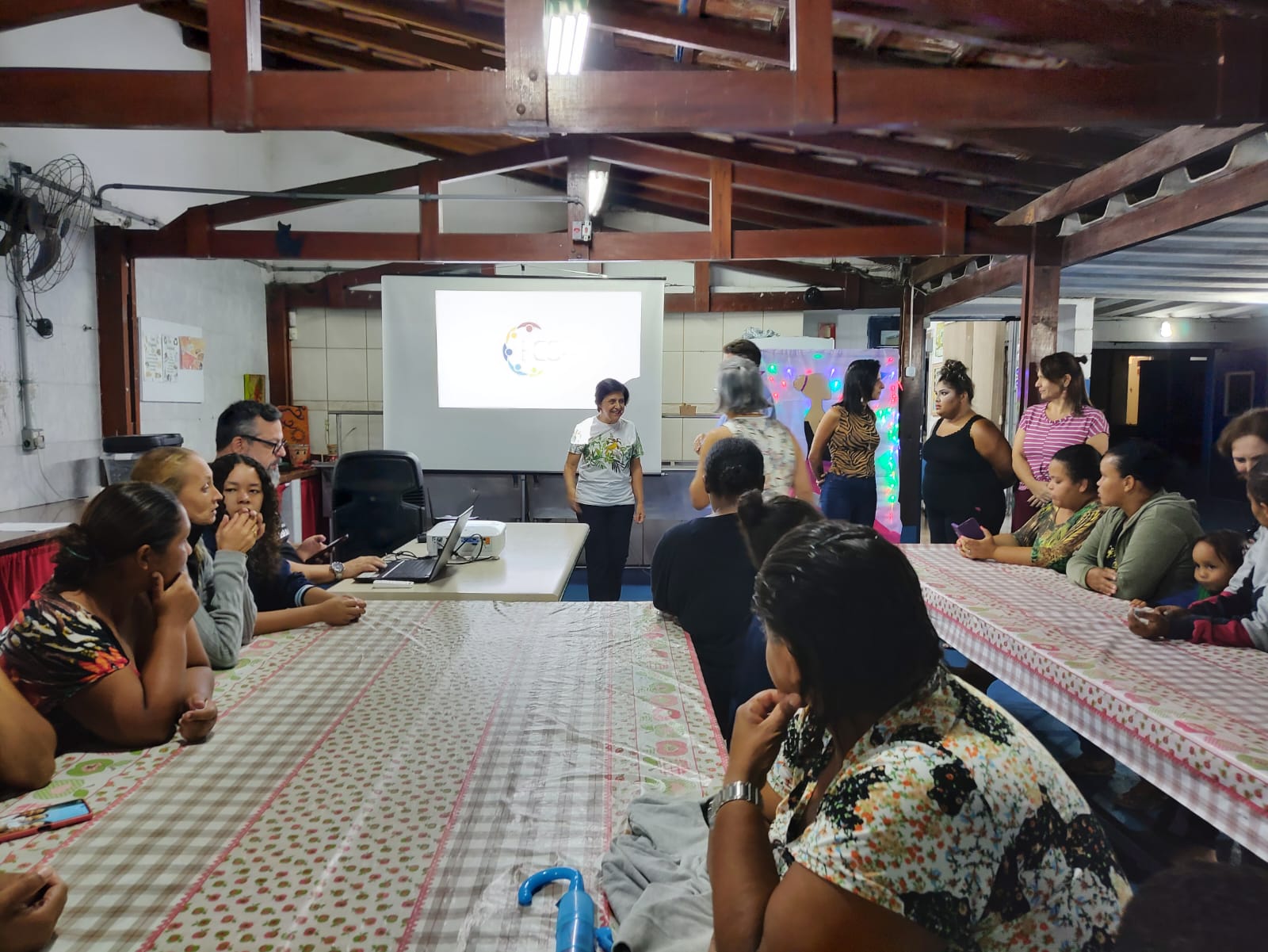 10.03.2023 Curso de auto maquiagem acontece no ECOA em comemoração ao Dia Internacional da Mulher (2)