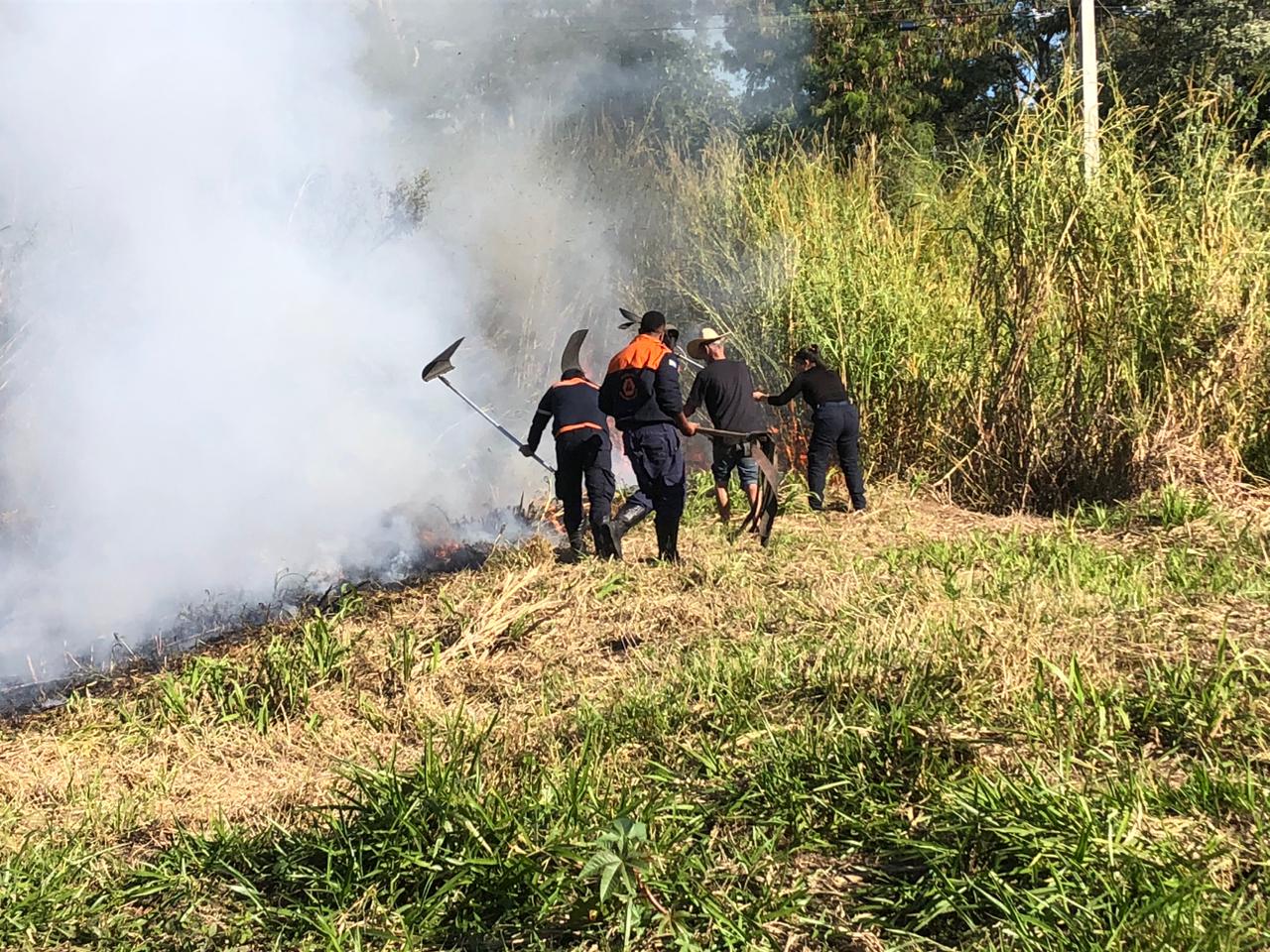 Defesa Civil flagra fogo em terreno 02