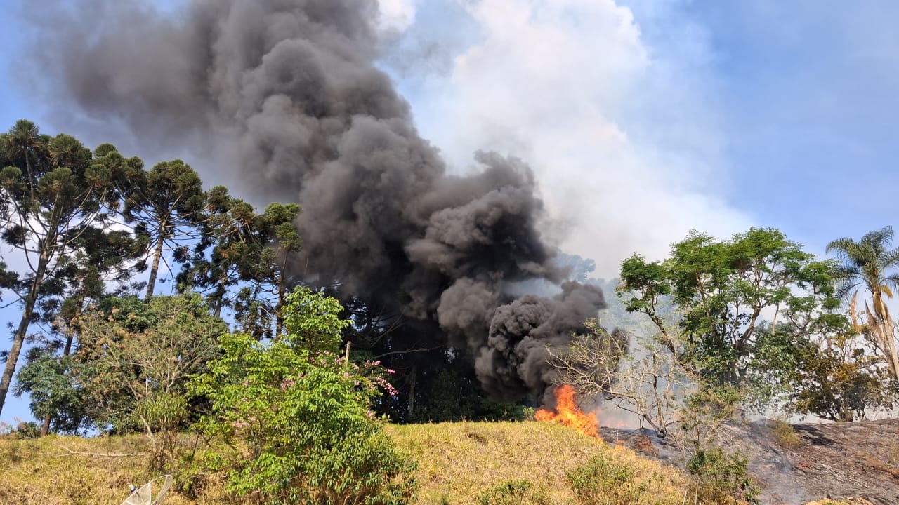 GCM de Bragança Paulista e Bombeiros controlam incêndio em área rural e prendem autor em flagrante (3)