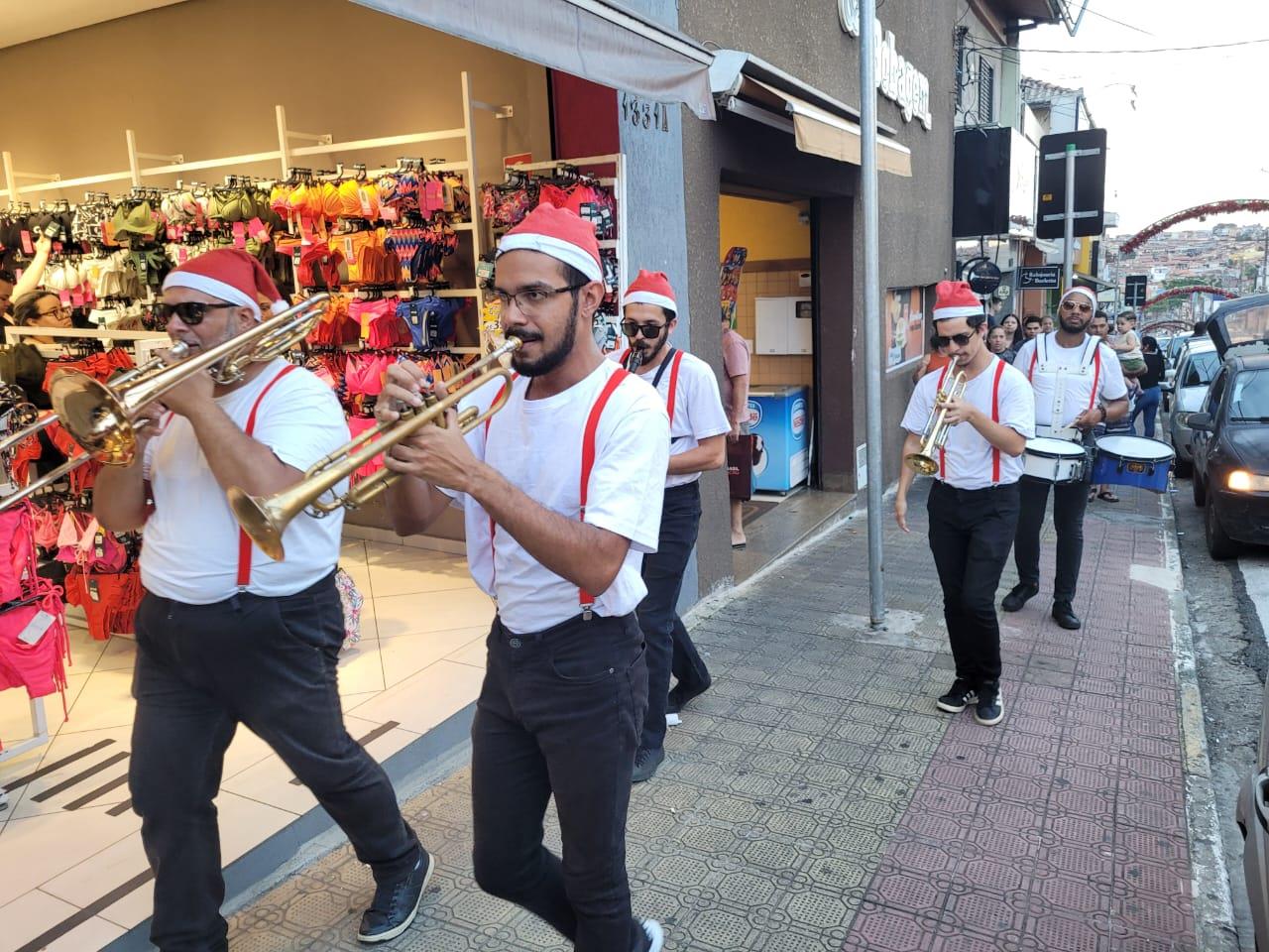 Bandinha do Papai Noel encanta e leva magia as ruas comerciais do munic&iacute;pio (3)