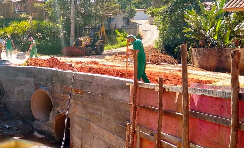 27.05.2022 Combate &agrave;s enchentes_Prefeitura investe na limpeza e desobstru&ccedil;&atilde;o de cabeceiras de ribeir&otilde;es e c&oacute;rregos (2)