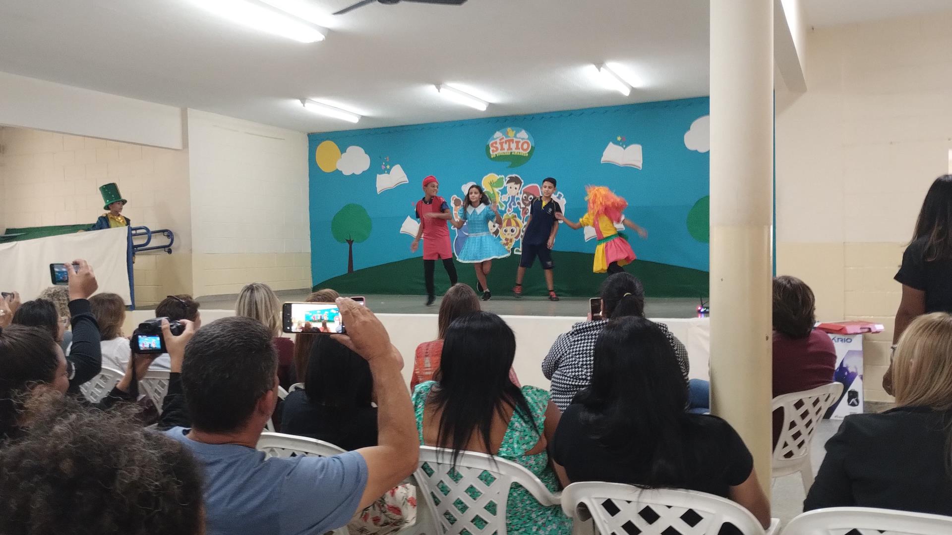 Alunos da E.M. Prof. Abner Antonio Sperendio realizam espetáculo cultural (2)