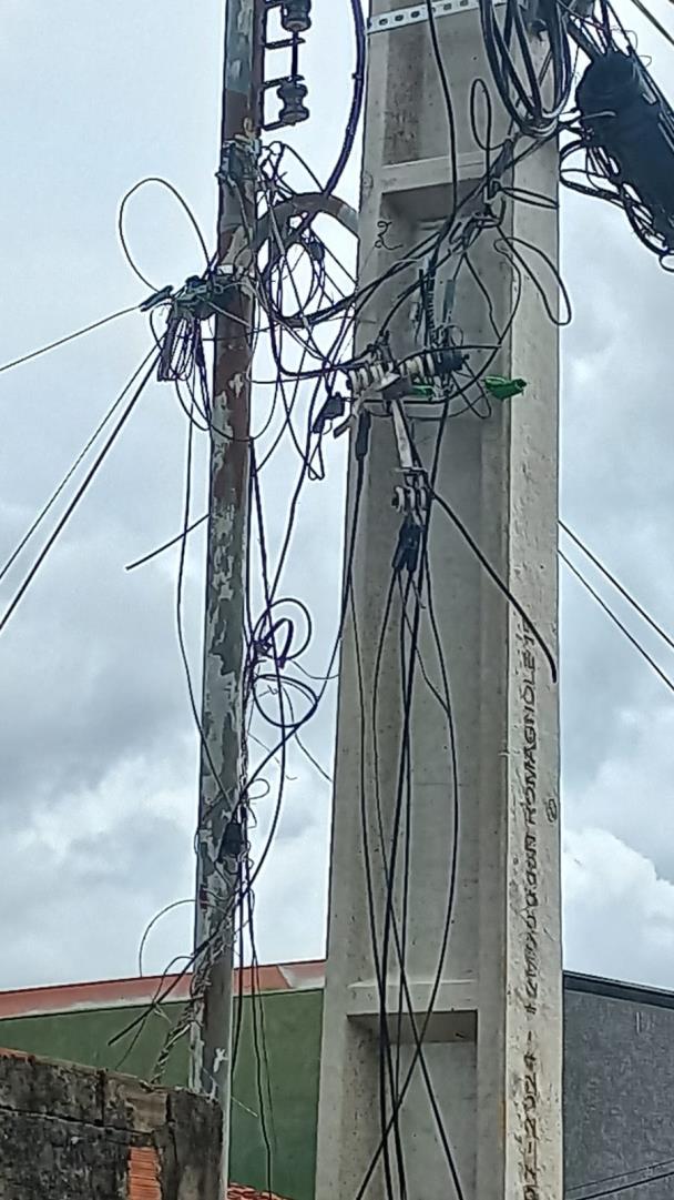 Empresas de telecomunica&ccedil;&otilde;es s&atilde;o notificadas por fios soltos em postes Fio solto 2