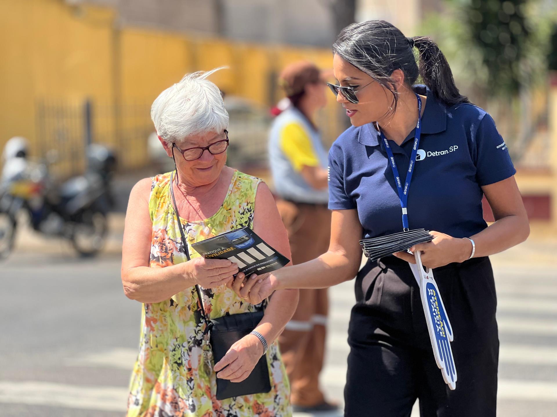 A&ccedil;&atilde;o educativa refor&ccedil;a seguran&ccedil;a na travessia de pedestres Foto 02