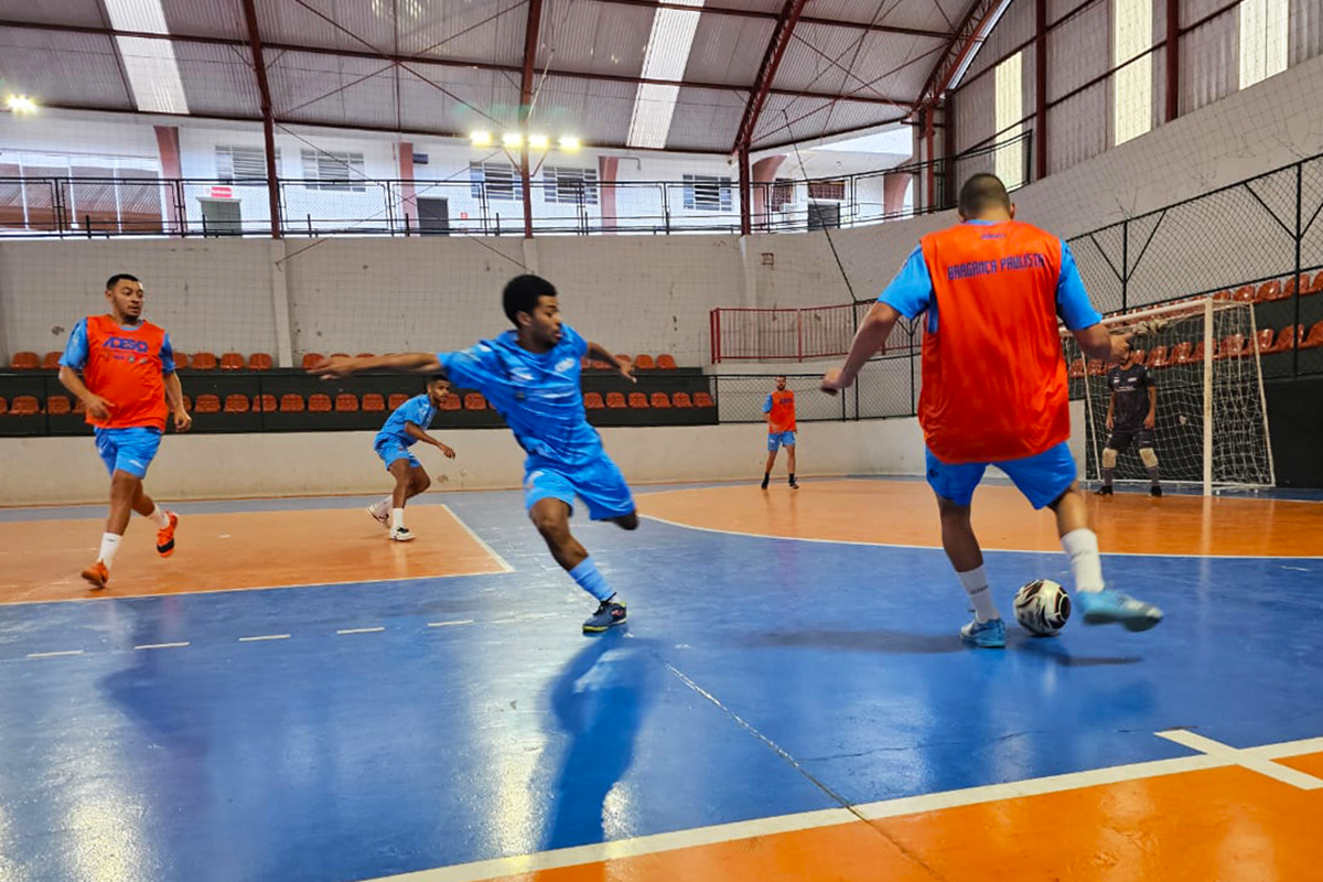 Equipe de Futsal Masculino de Bragança Paulista entra em quadra na