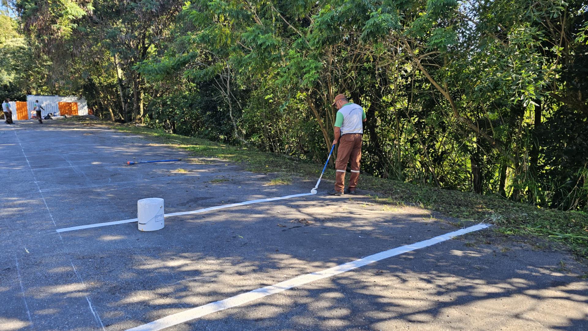 Prefeitura realiza pintura e sinaliza&ccedil;&atilde;o em um dos estacionamentos do Pa&ccedil;o Municipal (3)