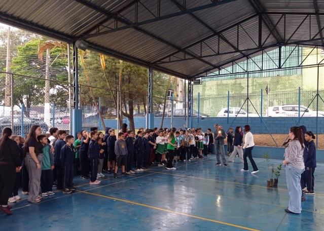 3 Escola Municipal Zitta de Melo Barbosa celebra o Dia da &Aacute;rvore com apresenta&ccedil;&otilde;es e plantio de mudas