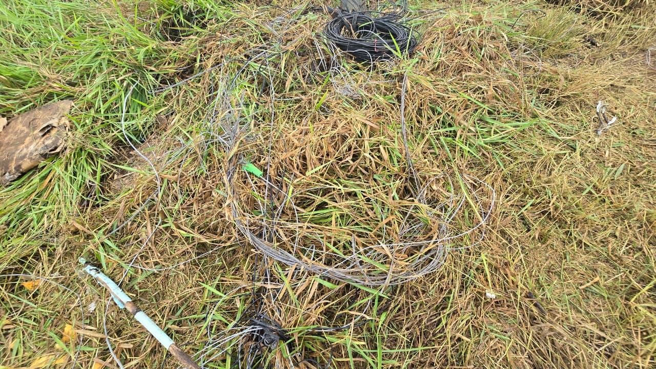 Prefeitura autua empresa por descarte irregular de fios telef&ocirc;nicos em &aacute;rea p&uacute;blica no Jardim &Aacute;guas Cla (3)