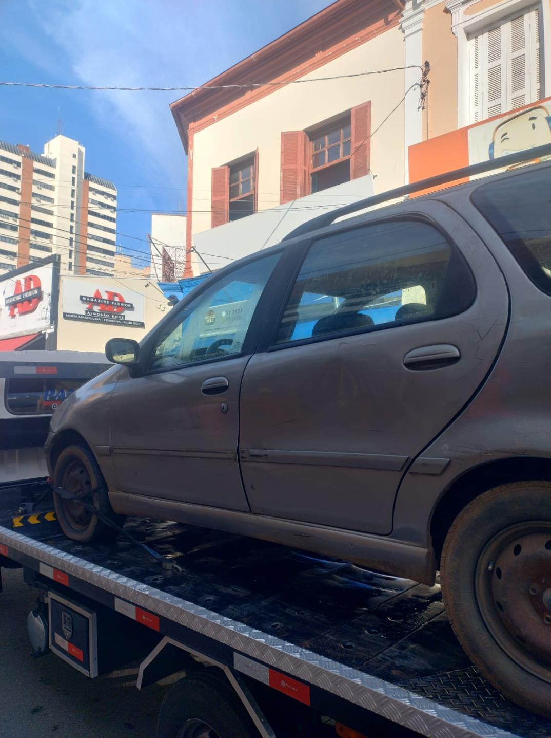 Ve&iacute;culo com licenciamento vencido h&aacute; 13 anos e mais de R$ 70 mil em multas &eacute; apreendido pela GCM (3)