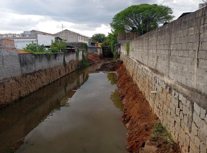 Bragança Paulista amplia ações preventivas com limpeza de ribeirões dentro do progr (4)