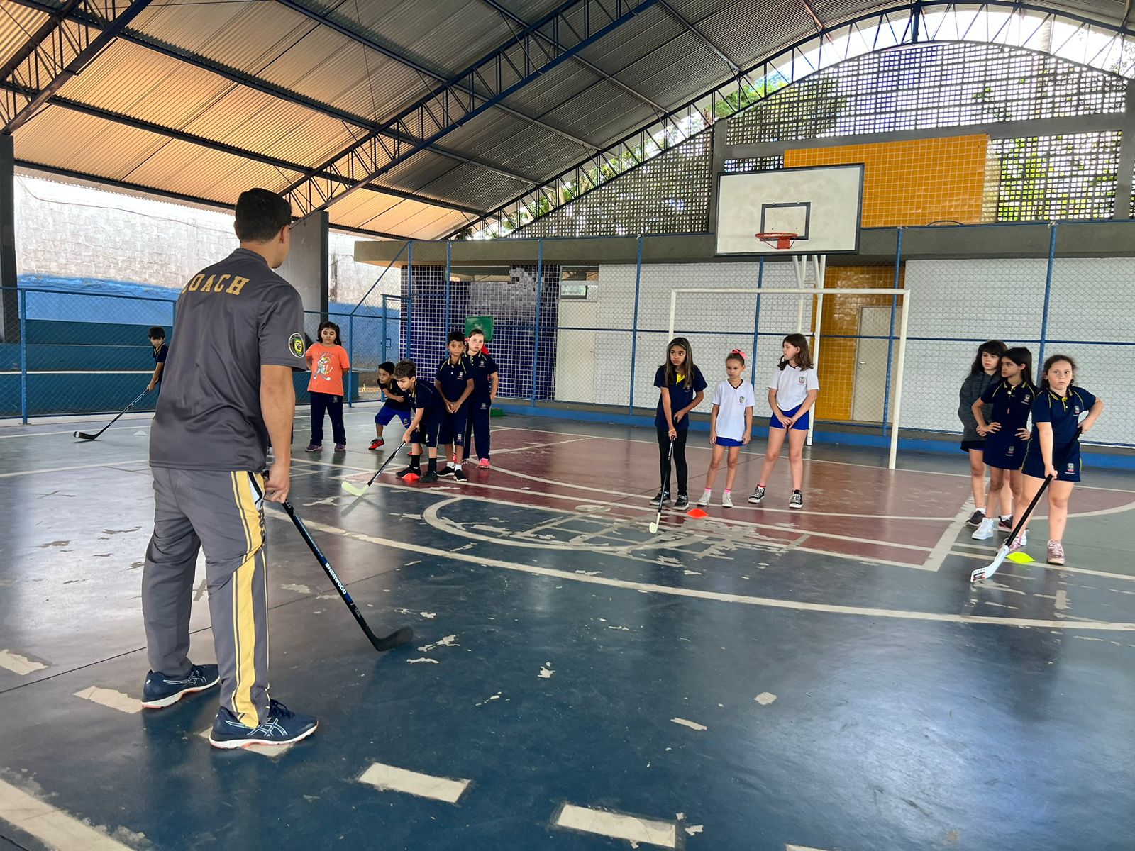 2023.04.18 Students of EM Padre Donato Vaglio practice Inline Hockey (2)