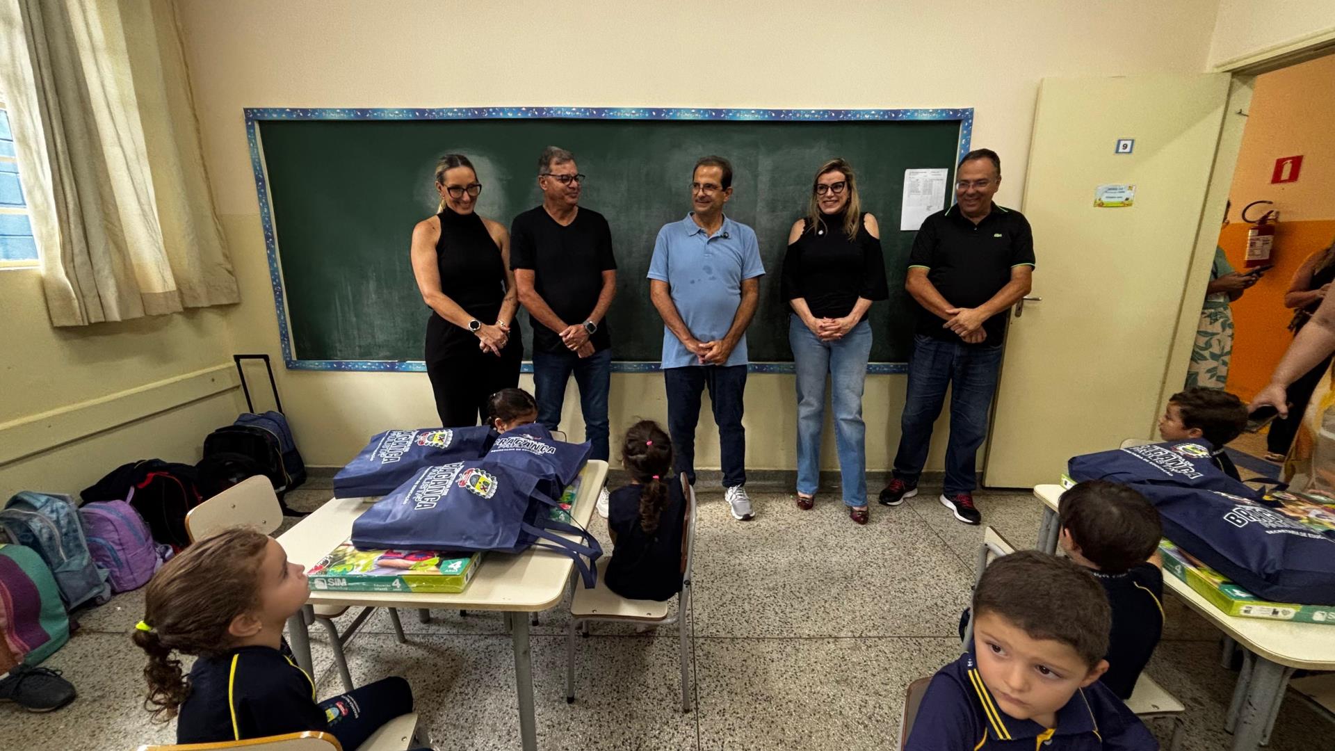 Ano letivo na rede municipal tem in&iacute;cio com entrega in&eacute;dita de kits completos aos estudantes Foto 02