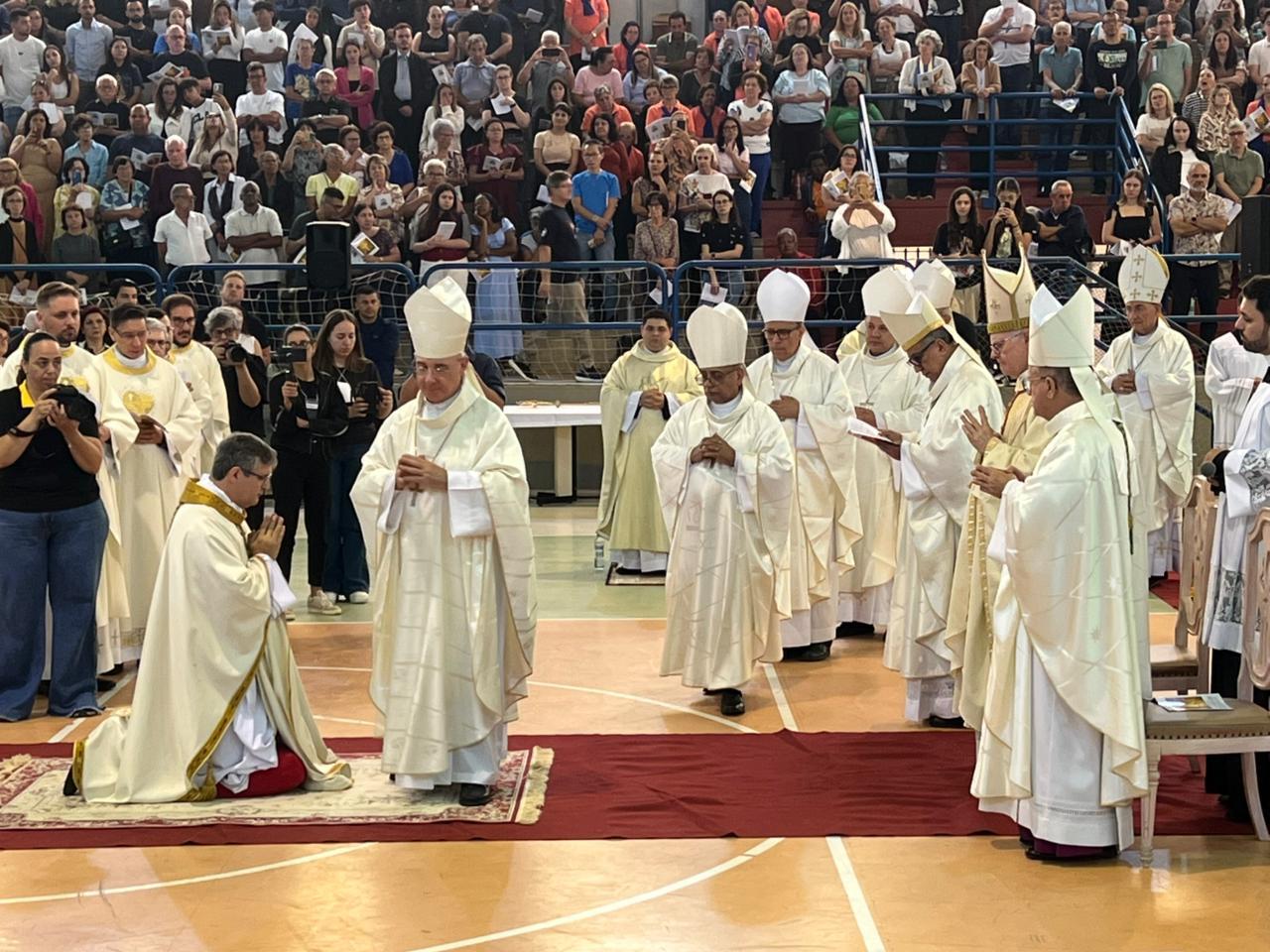 Ordenação episcopal reúne fiéis em celebração de fé e renovação Foto 02